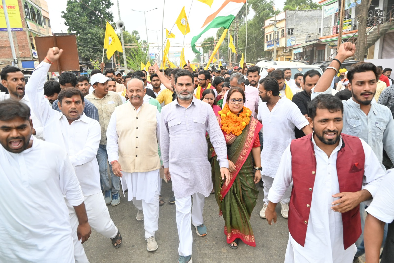 जन सुराज पार्टी के प्रत्याशियों ने भरा नामांकन