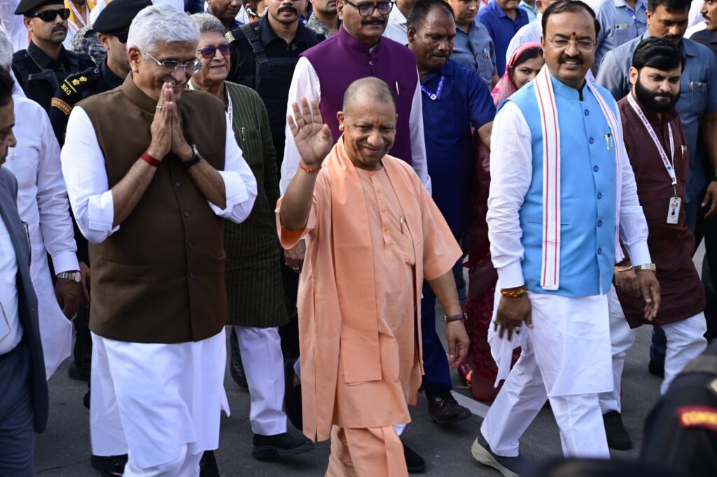 केंद्रीय संस्कृति और पर्यटन मंत्री गजेंद्र सिंह शेखावत, मुख्यमंत्री योगी आदित्यनाथ और दोनों उप मुख्यमंत्री केशव प्रसाद मौर्य और बृजेश पाठक विशिष्ट अतिथि के रूप में मौजूद रहें। केंद्रीय संस्कृति और पर्यटन मंत्री गजेंद्र सिंह शेखावत, मुख्यमंत्री योगी आदित्यनाथ और दोनों उप मुख्यमंत्री केशव प्रसाद मौर्य और बृजेश पाठक।
