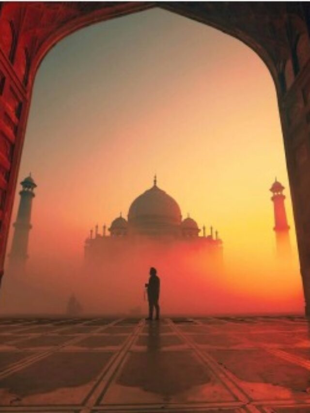 कोहरे की चादर में लिपटा  ताजमहल का सौंदर्य (Copy)