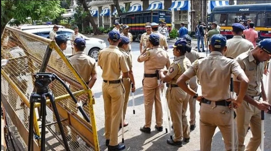 Maharashtra: Threat to bomb CM's office received on WhatsApp, police on high alert