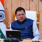 उत्तराखंड के हर जिले में बनेंगे दो-दो आदर्श गांव : समग्र विकास के लिए सीएम धामी का बड़ा ऐलान देहरादून, 24 जून 2025: उत्तराखंड के मुख्यमंत्री पुष्कर सिंह धामी ने सोमवार को अपने सरकारी आवास पर आयोजित एक महत्वपूर्ण बैठक में राज्य के हर जिले में दो-दो आदर्श गांव विकसित करने की घोषणा की। यह पहल मुख्यमंत्री आदर्श ग्राम सारकोट मॉडल की तर्ज पर की जाएगी, जिसका उद्देश्य गांवों का समग्र सामाजिक व आर्थिक विकास और आजीविका संवर्द्धन सुनिश्चित करना है। मुख्यमंत्री ने अधिकारियों को निर्देश दिए कि इन गांवों में कृषि, बागवानी, पशुपालन, मौनपालन, डेयरी विकास और मशरूम उत्पादन जैसे संभावनाशील क्षेत्रों को बढ़ावा दिया जाए। इसके साथ ही शिक्षा, स्वास्थ्य, सड़क, पेयजल जैसी सभी बुनियादी सुविधाओं की उपलब्धता सुनिश्चित की जाए। गांवों को स्थानीय स्तर पर उत्पादित सौर ऊर्जा से रोशन करने और स्थानीय उत्पादों के विपणन की व्यवस्था करने पर भी विशेष जोर दिया गया। बैठक में सीएम धामी ने प्रधानमंत्री नरेंद्र मोदी के "विकसित भारत" विजन को आगे बढ़ाते हुए "विकसित उत्तराखंड" के लक्ष्य को प्राप्त करने के लिए अधिकारियों को पूरी तत्परता और प्रतिबद्धता से कार्य करने के निर्देश दिए। उन्होंने चारधाम यात्रा मार्गों पर कानून-व्यवस्था को सख्ती से लागू करने और अवांछित गतिविधियों पर कड़ी कार्रवाई सुनिश्चित करने के निर्देश भी दिए। सीएम ने अंतरराष्ट्रीय योग दिवस के अवसर पर घोषित दो स्पिरिचुअल इकोनॉमिक जोन के लिए उपयुक्त स्थानों की जल्द पहचान कर कार्य शुरू करने के निर्देश दिए। साहसिक पर्यटन को बढ़ावा देने के लिए नए डेस्टिनेशन विकसित करने पर भी प्राथमिकता से कार्य करने को कहा गया, जिससे स्थानीय युवाओं को रोजगार के अधिक अवसर मिल सकें। बैठक में हनोल और जागेश्वर के मास्टर प्लान, हरिपुर कालसी घाट निर्माण तथा यात्रा मार्गों से जुड़े गांवों में होमस्टे योजना को विस्तार देने पर भी चर्चा हुई। मुख्यमंत्री ने इन योजनाओं को अल्पकालिक, मध्यकालिक और दीर्घकालिक रणनीतियों के तहत क्रियान्वित करने के निर्देश दिए। बैठक में सचिव शैलेश बगोली, विनय शंकर पाण्डेय, धीराज गर्ब्याल, अपर पुलिस महानिदेशक एपी अंशुमान और महानिदेशक सूचना बंशीधर तिवारी भी उपस्थित रहे।