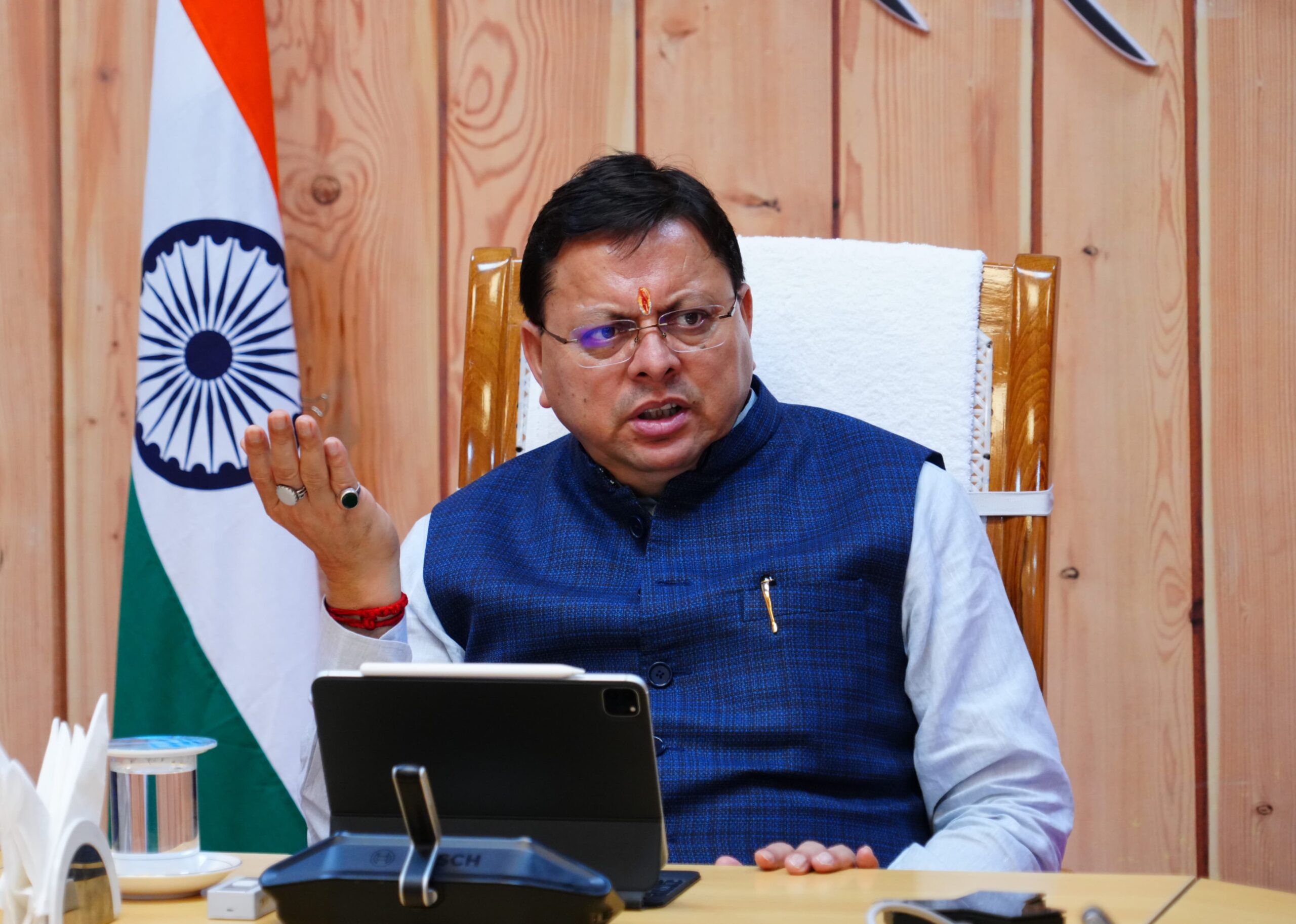 उत्तराखंड के हर जिले में बनेंगे दो-दो आदर्श गांव : समग्र विकास के लिए सीएम धामी का बड़ा ऐलान देहरादून, 24 जून 2025: उत्तराखंड के मुख्यमंत्री पुष्कर सिंह धामी ने सोमवार को अपने सरकारी आवास पर आयोजित एक महत्वपूर्ण बैठक में राज्य के हर जिले में दो-दो आदर्श गांव विकसित करने की घोषणा की। यह पहल मुख्यमंत्री आदर्श ग्राम सारकोट मॉडल की तर्ज पर की जाएगी, जिसका उद्देश्य गांवों का समग्र सामाजिक व आर्थिक विकास और आजीविका संवर्द्धन सुनिश्चित करना है। मुख्यमंत्री ने अधिकारियों को निर्देश दिए कि इन गांवों में कृषि, बागवानी, पशुपालन, मौनपालन, डेयरी विकास और मशरूम उत्पादन जैसे संभावनाशील क्षेत्रों को बढ़ावा दिया जाए। इसके साथ ही शिक्षा, स्वास्थ्य, सड़क, पेयजल जैसी सभी बुनियादी सुविधाओं की उपलब्धता सुनिश्चित की जाए। गांवों को स्थानीय स्तर पर उत्पादित सौर ऊर्जा से रोशन करने और स्थानीय उत्पादों के विपणन की व्यवस्था करने पर भी विशेष जोर दिया गया। बैठक में सीएम धामी ने प्रधानमंत्री नरेंद्र मोदी के "विकसित भारत" विजन को आगे बढ़ाते हुए "विकसित उत्तराखंड" के लक्ष्य को प्राप्त करने के लिए अधिकारियों को पूरी तत्परता और प्रतिबद्धता से कार्य करने के निर्देश दिए। उन्होंने चारधाम यात्रा मार्गों पर कानून-व्यवस्था को सख्ती से लागू करने और अवांछित गतिविधियों पर कड़ी कार्रवाई सुनिश्चित करने के निर्देश भी दिए। सीएम ने अंतरराष्ट्रीय योग दिवस के अवसर पर घोषित दो स्पिरिचुअल इकोनॉमिक जोन के लिए उपयुक्त स्थानों की जल्द पहचान कर कार्य शुरू करने के निर्देश दिए। साहसिक पर्यटन को बढ़ावा देने के लिए नए डेस्टिनेशन विकसित करने पर भी प्राथमिकता से कार्य करने को कहा गया, जिससे स्थानीय युवाओं को रोजगार के अधिक अवसर मिल सकें। बैठक में हनोल और जागेश्वर के मास्टर प्लान, हरिपुर कालसी घाट निर्माण तथा यात्रा मार्गों से जुड़े गांवों में होमस्टे योजना को विस्तार देने पर भी चर्चा हुई। मुख्यमंत्री ने इन योजनाओं को अल्पकालिक, मध्यकालिक और दीर्घकालिक रणनीतियों के तहत क्रियान्वित करने के निर्देश दिए। बैठक में सचिव शैलेश बगोली, विनय शंकर पाण्डेय, धीराज गर्ब्याल, अपर पुलिस महानिदेशक एपी अंशुमान और महानिदेशक सूचना बंशीधर तिवारी भी उपस्थित रहे।