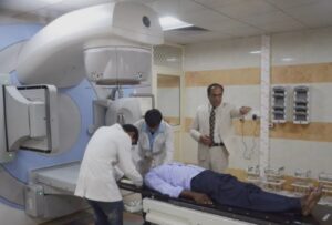 KGMU की पहल : अस्पताल नहीं पहुंच पा रहे कैंसर मरीजों के घर पहुंचेगी टीम, टोल फ्री नंबर जारी

लखनऊ, 25 जून 2025:

यूपी की राजधानी लखनऊ के प्रतिष्ठित किंग जॉर्ज चिकित्सा विश्वविद्यालय (केजीएमयू) ने कैंसर जैसी गंभीर बीमारी के इलाज के लिए अस्पताल तक नहीं पहुंच पाने वाले मरीजों की मदद के लिए एक नई पहल की है। रेडियोथेरेपी विभाग की ओर शुरू किए गए इस प्रोजेक्ट के तहत अब विशेषज्ञों की टीम मरीजों के घर जाकर उनकी स्थिति का आकलन करेगी और आवश्यक चिकित्सकीय परामर्श देगी।

इस सेवा के लिए टोल फ्री नंबर 18002027777 जारी किया गया है। इस पर कॉल करके सहायता मांगी जा सकती है। विभागाध्यक्ष प्रो. राजीव गुप्ता के मुताबिक कई मरीज इतने असहाय होते हैं कि वे अस्पताल तक नहीं आ सकते। ऐसे मामलों को ध्यान में रखते हुए यह सेवा शुरू की गई है। मरीज की स्थिति का फोन पर मूल्यांकन करने के बाद जरूरी होने टीम घर जाकर देखभाल करती है।

सप्ताह में दो दिन उपलब्ध होगी सुविधा

फिलहाल यह सेवा सप्ताह में दो दिन उपलब्ध होगी। इसकी जिम्मेदारी प्रो. राजेंद्र कुमार को सौंपी गई है। यह टीम केजीएमयू से 30 किलोमीटर के दायरे में आने वाले मरीजों के घरों तक पहुंचेगी। इस पहल के साथ-साथ एक शोध अध्ययन भी किया जा रहा है, जिसका विवरण अध्ययन पूरा होने के बाद जारी किया जाएगा।

हर साल आते हैं चार हजार नए मरीज

प्रो. गुप्ता के अनुसार रेडियोथेरेपी विभाग में हर साल लगभग चार हजार नए मरीज आते हैं, जिनमें से लगभग 50 प्रतिशत मुंह के कैंसर से पीड़ित होते हैं। कैंसर के मामलों में तेजी से बढ़ोतरी हो रही है। वर्तमान में प्रति एक लाख की आबादी पर लगभग 30 मरीज कैंसर से ग्रसित पाए जा रहे हैं। इलाज के तौर पर विभाग में रेडियोथेरेपी, सर्जरी और कीमोथेरेपी की सुविधा मौजूद है, लेकिन प्रारंभिक उपचार में रेडियोथेरेपी और सर्जरी को ही सबसे प्रभावी माना गया है।