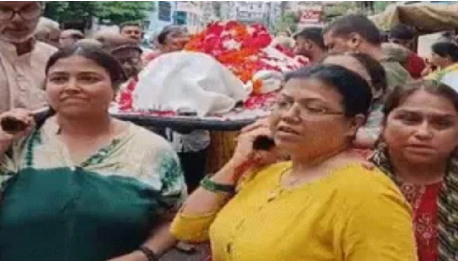 UP: Daughters carried their father's bier, bid him farewell in this way to fulfill his last wish