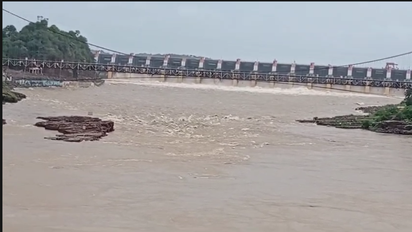 Khandwa: Narmada river in spate due to opening of Omkareshwar and Indira Sagar dam gates, alert issued in low lying areas