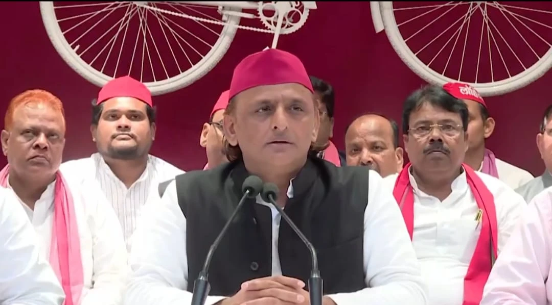 समाजवादी पार्टी (सपा) के राष्ट्रीय अध्यक्ष अखिलेश यादव ने गुरुवार को लखनऊ स्थित पार्टी कार्यालय में आयोजित प्रेस कॉन्फ्रेंस में बसपा सुप्रीमो मायावती के आरोपों पर सफाई दी। उन्होंने कहा कि सपा और नेताजी (मुलायम सिंह यादव) ने हमेशा वंचित और शोषित वर्ग को राजनीतिक सम्मान दिलाने के लिए काम किया है। अखिलेश ने बताया कि कांशीराम जी को इटावा से सांसद बनाने में नेताजी और समाजवादी कार्यकर्ताओं का महत्वपूर्ण योगदान रहा था। उन्होंने कहा कि सपा सरकार के दौरान लखनऊ में बने कांशीराम स्मारक की देखभाल के लिए लखनऊ विकास प्राधिकरण (LDA) को निर्देश दिए गए थे। स्मारक परिसर में जब पेड़ सूख गए थे, तो नए पेड़ लगवाए गए। खजूर के पेड़ सूखने पर क्रोशिया लगवाया गया ताकि स्थल की सुंदरता बनी रहे। उन्होंने भाजपा सरकार पर स्मारक की उपेक्षा का आरोप लगाते हुए कहा कि अब स्मारक के पत्थर काले पड़ गए हैं क्योंकि देखभाल सही ढंग से नहीं की जा रही है। भाजपा पीडीए का नाम लेकर लोगों को गुमराह कर रही है। अखिलेश यादव ने कहा कि सपा सामाजिक न्याय की लड़ाई लगातार लड़ती रहेगी। उन्होंने विश्वास जताया कि वर्ष 2027 में उत्तर प्रदेश में सपा की सरकार बनेगी और भाजपा की विदाई होगी। उन्होंने कहा कि अगर हम इसी तरह लोगों को जोड़ते रहे तो आने वाले समय में इंडिया गठबंधन और समाजवादी पार्टी की सरकार बनेगी।