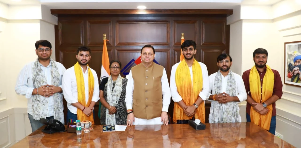 उत्तराखंड के सीएम पुष्कर सिंह धामी से शुक्रवार को दिल्ली विश्वविद्यालय (DU) और जवाहरलाल नेहरू विश्वविद्यालय (JNU) छात्रसंघ के नवनिर्वाचित पदाधिकारियों ने शिष्टाचार भेंट की। मुख्यमंत्री ने छात्र नेताओं को हाल ही में सम्पन्न छात्रसंघ चुनावों में मिली ऐतिहासिक जीत पर हार्दिक शुभकामनाएं दीं और उनके उज्ज्वल भविष्य की कामना की। मुलाकात के दौरान सीएम धामी ने कहा कि युवाओं की ऊर्जा और सकारात्मक सोच देश को नई दिशा देने में निर्णायक भूमिका निभाती है। उन्होंने छात्र नेताओं से आग्रह किया कि वे राजनीति को केवल चुनावी दायरे तक सीमित न रखें, बल्कि समाज सेवा, राष्ट्र निर्माण और लोकतांत्रिक मूल्यों को सशक्त करने का माध्यम बनाएं। उन्होंने कहा, “युवाओं को राष्ट्रहित के बड़े लक्ष्य को ध्यान में रखते हुए शिक्षा, कौशल और सेवा भाव के साथ आगे बढ़ना चाहिए। राज्य सरकार भी युवाओं के लिए नई योजनाएँ बना रही है ताकि उनकी प्रतिभा का सही दिशा में उपयोग हो सके।” सीएम से मिलने वालों में दिल्ली विश्वविद्यालय छात्रसंघ के अध्यक्ष आर्यन मान, महासचिव कुणाल चौधरी और जेएनयू छात्रसंघ के सह सचिव वैभव मीणा शामिल थे। इस अवसर पर अखिल भारतीय विद्यार्थी परिषद (ABVP) के प्रांत संगठन मंत्री (दिल्ली) रामकुमार गुप्ता, अखिल भारतीय छात्रा प्रमुख मनु कटारिया और प्रदेश मंत्री सार्थक शर्मा भी उपस्थित रहे। सीएम धामी ने विश्वास जताया कि नई पीढ़ी भारत को वैश्विक नेतृत्व की दिशा में आगे ले जाने में अहम भूमिका निभाएगी।