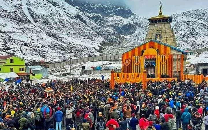 चारधाम यात्रा में नया कीर्तिमान : केदारनाथ पहुंचे 16.52 लाख श्रद्धालु... जानें कब बंद होंगे कपाट देहरादून, 9 अक्टूबर 2025: उत्तराखंड में चारधाम यात्रा ने एक बार फिर नया इतिहास रच दिया है। बारिश और बर्फबारी की चुनौतियों के बावजूद यात्रियों का उत्साह कम नहीं हुआ है। इस बार केदारनाथ धाम में श्रद्धालुओं की संख्या ने अब तक का रिकॉर्ड तोड़ दिया है। बुधवार तक यहां कुल 16 लाख 52 हजार से अधिक श्रद्धालु दर्शन कर चुके हैं, जबकि मंदिर के कपाट बंद होने में अभी 14 दिन शेष हैं। गौरतलब है कि वर्ष 2024 के पूरे यात्राकाल में कुल 16,52,076 श्रद्धालु केदारनाथ पहुंचे थे। इस वर्ष यह आंकड़ा पहले ही पार हो गया है। बुधवार को अकेले 5614 श्रद्धालुओं ने बाबा केदार के दर्शन किए। धाम के कपाट 23 अक्टूबर को भैयादूज के अवसर पर बंद होंगे। अनुमान है कि शेष 15 दिनों में यात्रियों की संख्या नया रिकॉर्ड स्थापित कर सकती है। बद्रीनाथ, गंगोत्री और यमुनोत्री धामों में भी यात्रा रफ्तार पकड़ रही है। मानसून के दौरान अतिवृष्टि, बादल फटने और भूस्खलन की घटनाओं से यात्रा मार्गों को भारी नुकसान हुआ था। धराली, जो गंगोत्री धाम का प्रमुख पड़ाव है, प्रकृति के कहर से बुरी तरह प्रभावित हुआ। मार्ग अवरुद्ध होने के कारण कुछ समय के लिए यात्रा रोकनी पड़ी थी। बारिश थमने के बाद शासन-प्रशासन ने युद्धस्तर पर कार्य कर न सिर्फ मार्ग बहाल किए बल्कि यात्रा को सुरक्षित तरीके से दोबारा शुरू भी किया। प्रदेश सरकार ने श्रद्धालुओं की सुरक्षा को सर्वोच्च प्राथमिकता दी है। यात्रा मार्गों पर सुरक्षा जवानों की तैनाती, भूस्खलन संभावित क्षेत्रों में जेसीबी मशीनों की व्यवस्था तथा यातायात को सुचारू रखने के लिए विशेष निगरानी की जा रही है। प्रशासन लगातार यात्रियों को मौसम की स्थिति को देखते हुए सतर्क रहने की अपील कर रहा है। सीएम पुष्कर सिंह धामी ने चारधाम यात्रा से जुड़े सभी डीएम को अलर्ट मोड पर रहने के निर्देश दिए हैं। उन्होंने कहा कि श्रद्धालुओं और स्थानीय नागरिकों की सुरक्षा में किसी प्रकार की लापरवाही बर्दाश्त नहीं की जाएगी। आपात स्थिति में तुरंत राहत और बचाव कार्य शुरू करने के स्पष्ट आदेश दिए गए हैं।