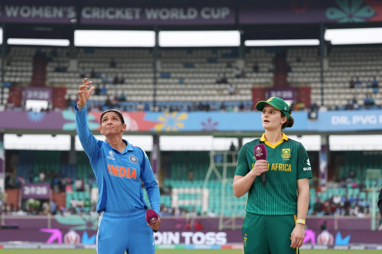 विशाखापत्तनम, 9 अक्टूबर 2025 : महिला क्रिकेट विश्व कप का 10वां मैच भारत और साउथ अफ्रीका के बीच विशाखापट्टनम में शुरू हो गया है। साउथ अफ्रीका ने टॉस जीतकर गेंदबाजी चुनी है। टीम इंडिया ने रेणुका सिंह ठाकुर की जगह अमनजोत कौर की वापसी हुई है। बारिश के कारण मैच शुरू होने में देरी हुई। शाम 4 बजे शुरू हुए मुकाबले में टीम इंडिया की प्रतिका ने चौका लगाकर भारत का खाता खोला। इंडियन टीम पाकिस्तान और श्रीलंका को हराकर फिलहाल पॉइंट्स टेबल में तीसरे नंबर पर है। टीम आज का मैच जीतकर टॉप पर पहुंच सकती है। दक्षिण अफ्रीका ने भारत के खिलाफ टॉस जीतकर पहले गेंदबाजी करने का फैसला किया है। भारत ने इस मुकाबले के लिए प्लेइंग-11 में एक बदलाव किया है। रेणुका सिंह की जगह अमनजोत कौर की टीम में वापसी हुई है जो बीमार होने के कारण पिछला मैच नहीं खेल सकी थीं। दोनों टीमों की प्लेइंग-11 भारत: स्मृति मंधाना, प्रतिका रावल, हरलीन देओल, हरमनप्रीत कौर (कप्तान), जेमिमा रॉड्रिग्ज, ऋचा घोष (विकेटकीपर), दीप्ति शर्मा, स्नेह राणा, अमनजोत कौर, क्रांति गौड़ और श्री चरणी। साउथ अफ्रीका: लौरा वोल्वार्ट (कप्तान), ताजमिन ब्रिट्ज, सुने लुस, मारिजान कैप, अनेके बोश, सिनालो जाफ्ता (विकेटकीपर), क्लो ट्रायोन, नदिन डी क्लर्क, तुमी सेखुखुने, आयाबोंगा खाका और नोन्कुलुलेको मलाबा।