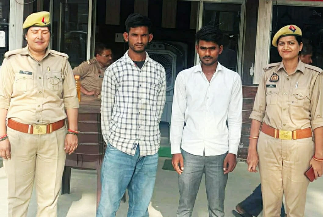 यूपी की राजधानी लखनऊ में मोहनलालगंज पुलिस और साइबर क्राइम यूनिट ने दो युवकों को गिरफ्तार किया है। सोशल मीडिया पर महिलाओं की असल तस्वीरों को आर्टिफिशियल इंटेलिजेंस (AI) के जरिए आपत्तिजनक रूप में एडिट कर फर्जी इंस्टाग्राम अकाउंट से वायरल करते थे। यही नहीं दोनों ने पुलिस को ये चुनौती भी दी थी कि हमें पकड़कर दिखाएं। मोहनलालगंज क्षेत्र के एक गांव में रहने वाली पीड़िता के भाई ने अश्लीलता से भरे फ़ोटो व वीडियो वायरल होने की शिकायत की थी। इसके बाद मोहनलालगंज पुलिस ने जांच शुरू की। इंस्टाग्राम से मिले डेटा और आईपी एड्रेस को खंगाल कर आरोपियों की पहचान की। जांच में सामने आया कि आरोपियों ने पीड़िता की असली इंस्टाग्राम प्रोफाइल से तस्वीरें डाउनलोड कर उन्हें AI की मदद से अश्लील रूप में एडिट किया और फर्जी अकाउंट बनाकर पोस्ट किया। पुलिस के अनुसार, आरोपियों ने कई महिलाओं की तस्वीरों को इसी तरह एडिट किया था। उनके मोबाइल से करीब 50 महिलाओं की फोटो और 10 से अधिक फर्जी इंस्टाग्राम अकाउंट के पासवर्ड मिले हैं। गिरफ्तार आरोपी सौरभ यादव निवासी मऊ, और सूरज कुमार निवासी अहमदखेड़ा, थाना मोहनलालगंज हैं। पुलिस ने उनके पास से एक ओप्पो और एक रियलमी मोबाइल फोन बरामद किया है। आरोपी किसी अन्य व्यक्ति के वाई-फाई नेटवर्क का उपयोग कर रहे थे ताकि उनकी पहचान न हो सके। जांच के दौरान उन्होंने पुलिस को चुनौती भी दी थी कि “मुझे कोई पकड़कर दिखाए।” एसीपी मोहनलालगंज रजनीश वर्मा ने बताया कि साइबर क्राइम यूनिट की मदद से इंस्टाग्राम के लॉग और आईपी-ट्रेसिंग से आरोपियों तक पहुंच बनाई गई। दोनों के खिलाफ संबंधित धाराओं में मामला दर्ज कर आगे की कार्रवाई की जा रही है। पुलिस ने बताया कि जांच अभी जारी है और ऐसे और पीड़ित सामने आ सकते हैं।