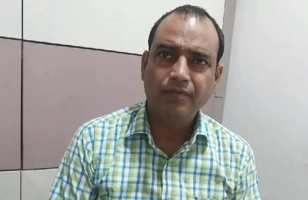 सीतापुर में विजिलेंस का बड़ा एक्शन : ग्राम विकास अधिकारी रिश्वत लेते गिरफ्तार, जानें पूरा मामला सीतापुर, 9 अक्टूबर 2025: यूपी की राजधानी लखनऊ से सटे सीतापुर जिले के बिसवां क्षेत्र में सतर्कता अधिष्ठान (विजिलेंस) की टीम ने गुरुवार दोपहर ग्राम विकास अधिकारी आलोक कुमार गोस्वामी को 20 हजार रुपये की रिश्वत लेते रंगे हाथ गिरफ्तार कर लिया। अधिकारी ने शिकायतकर्ता से कार्य भुगतान करने के बदले यह रकम मांगी थी। The ho hall को मिली जानकारी के मुताबिक विजिलेंस एसपी को गत दिनों एक शिकायत मिली थी। शिकायतकर्ता ने आरोप लगाया था कि ग्राम विकास अधिकारी ने भुगतान जारी करने के एवज में 20 हजार रुपये की मांग की है। जांच में आरोप सही पाए जाने के बाद विजिलेंस टीम ने ट्रैप की योजना बनाई। गुरुवार दोपहर शिकायतकर्ता ने बिसवां क्षेत्र के सत्तिन पुरवा स्थित आरोपी के आवास पर तय राशि सौंपी। जैसे ही अधिकारी ने पैसा लिया, टीम ने दबिश देकर उसे रंगे हाथ पकड़ लिया। तलाशी में पूरे 20 हजार रुपये बरामद हुए। गिरफ्तारी के बाद आलोक गोस्वामी के खिलाफ भ्रष्टाचार निवारण अधिनियम की संबंधित धाराओं में मुकदमा दर्ज किया गया है।
