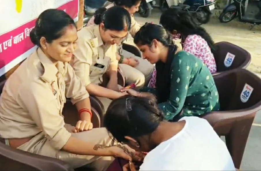 कोतवाली में छा गईं करवा चौथ पर्व की खुशियां... महिला पुलिसकर्मियों के हाथों पर लगाई मेंहदी एमएम खान लखनऊ, 10 अक्टूबर 2025 : यूपी की राजधानी लखनऊ के थानों में करवा चौथ के पर्व पर स्वयं सहायता समूह (एनजीओ) की महिलाओं ने खुशियों के रंग घोल दिए। एनजीओ के सदस्यों ने ड्यूटी कर रहीं महिला पुलिसकर्मियों के हाथों पर खूबसूरत मेंहदी लगाई। इस दौरान पुलिसकर्मियों के परिजन भी मौजूद रहे। दरअसल ये आयोजन मिशन शक्ति अभियान के तहत किया गया। मेंहदी स्वावलंबन कैंप में ये नजारा कोतवाली मोहनलालगंज में देखने को मिला। महिला कल्याण विभाग लखनऊ एवं जननायक सुजीत पाण्डेय मेमोरियल ट्रस्ट द्वारा प्रशिक्षित स्वयं सहायता समूह की महिलाएं कोतवाली पहुंचीं। इन्होंने थाना परिसर में कार्यरत महिला पुलिस कर्मियों एवं उनके परिजनों को मेंहदी लगाई और करवा चौथ के उत्सव की खुशियां साझा कीं। राष्ट्रीय युवा पुरस्कार विजेता अवधेश कुमार ने बताया कि महिला पुलिस कर्मियों के लिए मेंहदी कैंप लगाया गया है ताकि स्वयं सहायता समूह की महिलाएं आत्मनिर्भर बन सकें और पारंपरिक कला के माध्यम से अपनी आजीविका को सशक्त कर सकें।