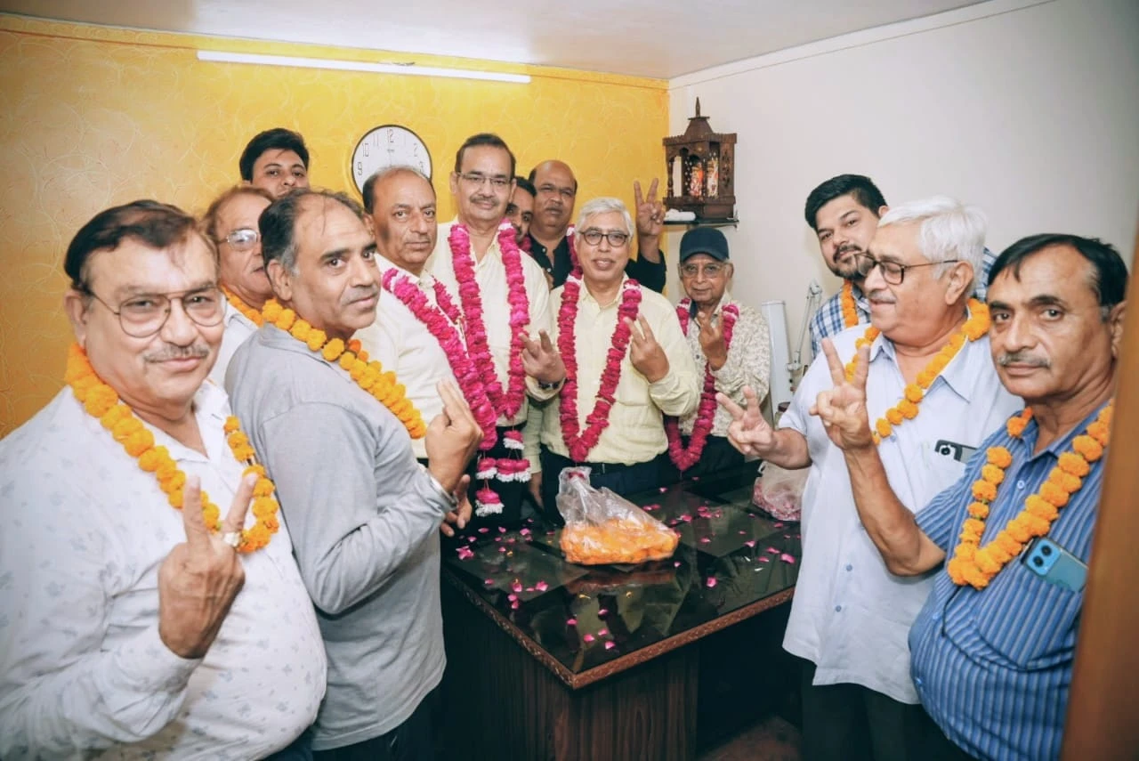 लखनऊ सिंधु सभा की नई कार्यकारिणी, अशोक मोतियानी बने अध्यक्ष, पदाधिकारियों ने रखी ये मांग लखनऊ, 10 अक्टूबर 2025: यूपी की राजधानी लखनऊ में सिंधी समाज के प्रतिष्ठित संगठन लखनऊ सिंधु सभा की एक बैठक में कार्यकारिणी का चुनाव किया गया। इसमें पूरी कार्यकारिणी को सर्वसम्मति से निर्विरोध चुन लिया गया। लखनऊ के फतेहगंज में आयोजित बैठक की अध्यक्षता पूर्व वाणिज्य कर अधिकारी किशन चुगलानी ने की। चुनाव अधिकारी किशन लाल चुगलानी और दीपक लौंगानी ने निर्वाचित पदाधिकारियों की घोषणा की। इस अवसर पर अशोक मोतियानी को अध्यक्ष, संजय जसवानी को महामंत्री तथा श्याम कृष्णानी को कोषाध्यक्ष पद पर निर्विरोध चुना गया। नवनिर्वाचित अध्यक्ष अशोक मोतियानी ने कहा कि कमेटी की पहली बैठक में महिलाओं को भी संगठन में सक्रिय रूप से शामिल किया जाएगा। कार्यकारिणी में सुरेश छबलानी, किशोर जेठवानी और मन्नू तेजवानी को वरिष्ठ उपाध्यक्ष, जबकि कैलाश चंदिरमानी और हितेश तेजवानी को उपाध्यक्ष पद की जिम्मेदारी सौंपी गई है। वरिष्ठ मंत्री के रूप में नरेश चौधरी, मोहित जेसवानी और प्रेम चौधरी को मनोनीत किया गया। संगठन मंत्री के रूप में पुनीत लालचंदानी और अमरनाथ चौधरी को चुना गया, जबकि रोहित आहूजा, हरीश मन्ना, प्रेम हरवानी और घनश्याम केसवानी को मंत्री पद की जिम्मेदारी मिली है। पदाधिकारियों ने घोषणा की कि संगठन भगवान झूलेलाल के जन्मदिन को अवकाश दिवस घोषित करने की मांग सरकार से करेगा।