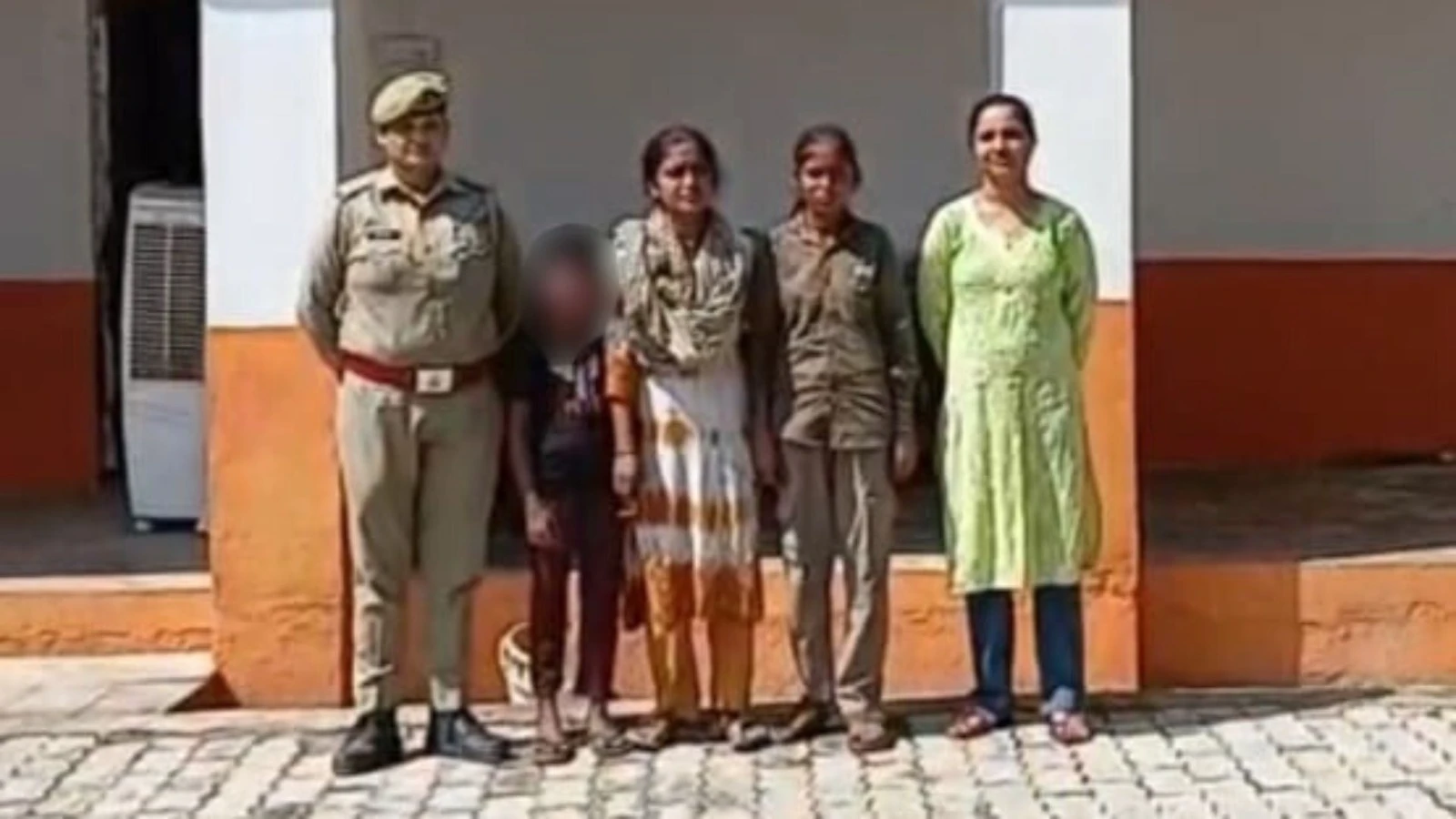राजस्थान का महिला चोर गिरोह सक्रिय... मासूम बच्चों संग बना रहे निशाना, रायबरेली में ऐसे हुआ खुलासा मोहन कृष्ण रायबरेली, 10 अक्टूबर 2025 : यूपी के रायबरेली जिले में टप्पेबाजी की एक घटना ने आसपास के जिलों में एक ऐसे गिरोह के सक्रिय होने का खुलासा किया है जो बेहद चालाकी से पब्लिक ट्रांसपोर्ट में यात्रियों को निशाना बना रहा है। इस गिरोह की खासियत यह है कि इसमें शामिल महिलाएं अपने साथ एक मासूम बच्चे या बच्ची को लेकर चलती हैं, जिससे किसी को उन पर शक नहीं होता। बच्चे के सहारे ही ये महिलाएं लोगों के पर्स, बटुए और आभूषण तक गायब कर देती हैं। ऐसा ही एक मामला रायबरेली के लालगंज थाना क्षेत्र में सामने आया। यहां सेमरपहा निवासी प्रीति शर्मा एक ई-रिक्शा से जा रही थीं। उसी दौरान एक महिला अपनी छोटी बच्ची के साथ सवार हुई और सामने वाली सीट पर बैठ गई। गांधी चौराहे के पास जैसे ही रिक्शा थोड़ा डगमगाया, बच्ची ने बड़ी सफाई से प्रीति के पर्स से नकदी और आभूषण निकाल लिए। हालांकि, प्रीति की नज़र इस पर पड़ गई और उन्होंने तुरंत महिला को पकड़ लिया। सूचना पर पहुंची पुलिस ने महिला को हिरासत में ले लिया। पूछताछ में महिला ने अपना नाम लक्ष्मी बताया और यह भी कबूल किया कि वह भरतपुर, राजस्थान की रहने वाली है। उसने खुलासा किया कि वह लखनऊ में रहकर अपने अन्य साथियों के साथ इस तरह की वारदातों को आसपास के ज़िलों में अंजाम देती है। सीओ लालगंज अमित सिंह ने बताया कि महिला के बयान के आधार पर गिरोह के बाकी सदस्यों की तलाश की जा रही है। पुलिस की एक टीम लखनऊ भेजी गई है, ताकि वहां डेरा डालकर सक्रिय इस गिरोह का नेटवर्क तोड़ा जा सके। पुलिस अब आसपास के जिलों में भी इस तरह की वारदातों की जांच कर रही है, ताकि इस गिरोह से जुड़े सभी लोगों को गिरफ्तार किया जा सके।