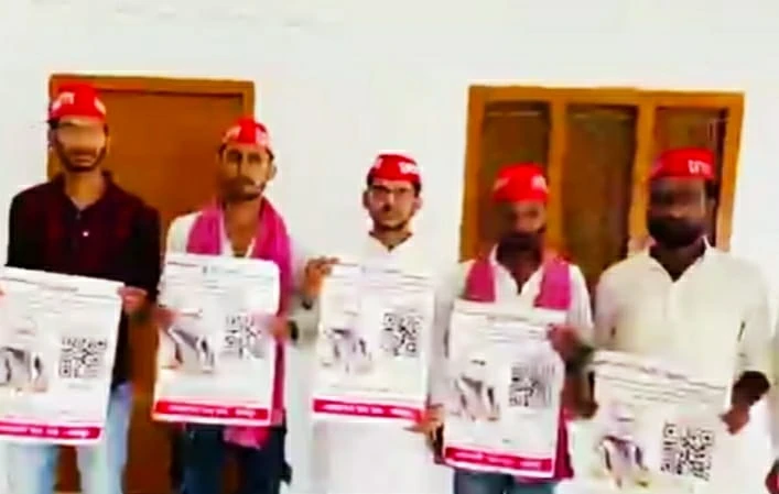 पुण्यतिथि पर याद किये गए मुलायम सिंह... सपाइयों ने ऐसे दी डिजिटल श्रद्धांजलि सीतापुर, 10 अक्टूबर 2025 : यूपी के सीतापुर जिले में सपा के संस्थापक स्व.मुलायम सिंह यादव को समाजवादी छात्र सभा ने डिजिटल श्रद्धांजलि दी। इस दौरान एक पीडीए स्कैनर लांच किया गया। इसे स्कैन करने पर स्व.मुलायम सिंह की पूरी जीवनी सामने आ जाती है। शुक्रवार को समाजवादी छात्र सभा ने सपा कार्यालय में कार्यक्रम का आयोजन किया। समाजवादी छात्र सभा की ओर से एक पीडीए स्कैनर लॉन्च किया गया। इस स्कैनर को स्कैन करते ही मुलायम सिंह यादव का पूरा जीवन परिचय, संघर्ष यात्रा और प्रेरणादायक प्रसंग स्क्रीन पर दिखाई देने लगते हैं। समाजवादी छात्र सभा के जिलाध्यक्ष शिवम सिंह ने बताया कि इस डिजिटल श्रद्धांजलि का उद्देश्य युवाओं को नेताजी के संघर्ष, विचारों और समाजवादी सोच से जोड़ना है। उन्होंने कहा मुलायम सिंह यादव का जीवन संघर्ष और समर्पण की मिसाल है। डिजिटल तकनीक के माध्यम से हम चाहते हैं कि आने वाली पीढ़ी भी उनके विचारों को जाने और उनसे प्रेरणा ले। यह पीडीए स्कैनर न केवल सपा कार्यालय में बल्कि विद्यालयों और महाविद्यालयों के बाहर भी लगाया गया है, ताकि अधिक से अधिक छात्र-छात्राएं नेताजी के योगदान को जान सकें। कार्यक्रम में छात्र सभा के पदाधिकारी, कार्यकर्ता और स्थानीय सपाई बड़ी संख्या में उपस्थित रहे।