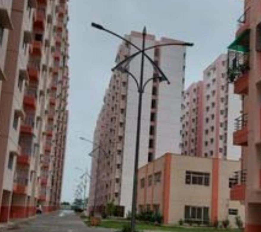फ्लैट खरीदारों को दिवाली पर तोहफा... आवास विकास परिषद देगा छूट व इतने पेमेंट पर मिल जाएगा कब्जा लखनऊ, 10 अक्टूबर 2025: उत्तर प्रदेश आवास विकास परिषद ने दीपावली के मौके पर फ्लैट खरीदारों को राहत देने के लिए कई बड़े फैसले किए हैं। अब परिषद के खाली पड़े फ्लैट खरीदने पर 15 प्रतिशत तक की छूट मिलेगी। यह निर्णय परिषद बोर्ड की बैठक में लिया गया, जिसकी अध्यक्षता प्रमुख सचिव आवास पी गुरु प्रसाद ने की। परिषद सचिव नीरज शुक्ला ने बताया कि जो खरीदार 60 दिन में पूरा भुगतान करेंगे, उन्हें 15 प्रतिशत की छूट दी जाएगी। पहले यह छूट मात्र 5 प्रतिशत थी। 90 दिन में भुगतान करने वालों को 10 प्रतिशत की छूट मिलेगी। साथ ही, अब फ्लैट का कब्जा 50% रकम जमा होने पर ही मिल जाएगा, जबकि शेष 50% राशि 10 साल की किश्तों में अदा की जा सकेगी। पहले कब्जा पूर्ण भुगतान के बाद ही दिया जाता था। जो खरीदार निर्धारित समय से पहले भुगतान करेंगे, उन्हें 2 प्रतिशत की अतिरिक्त छूट भी मिलेगी। किस्तों पर ब्याज दर को 11.50 प्रतिशत से घटाकर 9 प्रतिशत कर दिया गया है। यह विशेष योजना 31 जनवरी 2026 तक बुकिंग कराने वालों के लिए मान्य होगी। बैठक में मऊ, बांदा, चित्रकूट, प्रतापगढ़ और गाजीपुर में नई आवासीय योजनाओं के लिए प्रति योजना 200 करोड़ रुपये का बजट मुख्यमंत्री शहरी विस्तारीकरण योजना से मांगने का प्रस्ताव भी पास किया गया। इस तरह कुल 1000 करोड़ रुपये जमीन खरीद के लिए मांगे जाएंगे। इसके अलावा लखनऊ के अवध विहार योजना सेक्टर-7डी में सरयू एंक्लेव के 488 अधूरे फ्लैटों को ‘जहां है, जैसी है’ स्थिति में नीलाम किया जाएगा। स्कूलों के भूखंडों की बिक्री अब सिंगल बिड नीलामी के जरिए की जाएगी और पार्किंग भूखंडों की नीलामी के लिए नए नियम बनाए जाएंगे। बैठक में छह साल पुराने एक अनियमित भुगतान के मामले में तीन अधिकारियों पर विभागीय जांच की स्वीकृति भी दी गई।