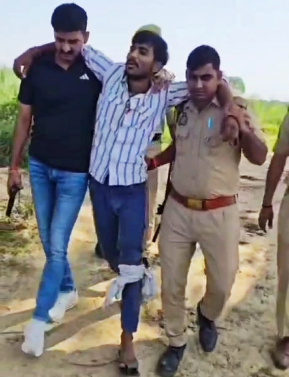 रायबरेली : हरिओम हत्या कांड के मुख्य आरोपी को पुलिस ने मुठभेड़ में दबोचा... पैर में लगी गोली विजय पटेल रायबरेली, 10 अक्टूबर 2025: यूपी के रायबरेली जिले के थाना ऊंचाहार क्षेत्र में चोर समझकर की गई निर्मम पिटाई में जान गंवाने वाले हरिओम वाल्मीकि का मामला सियासी सुर्खियों में आ गया था। पुलिस ने इस सनसनीखेज मामले में मुख्य आरोपी को मुठभेड़ के बाद गिरफ्तार कर लिया। पकड़े गए दीपक अग्रहरि को पैर में गोली लगी है। फरार होने के बाद उस पर 25 हजार का ईनाम रखा गया था। बता दें कि एक अक्टूबर को ऊंचाहार थाना क्षेत्र में फतेहपुर से ससुराल आये युवक हरिओम वाल्मीकि को गांव वालों ने चोर समझकर पीट डाला था। निर्मम पिटाई से उसकी जान चली गई। इसके बाद उसके शव को रेलवे ट्रैक के किनारे फेंक दिया गया। कांग्रेस व सपा ने इसे मुद्दा बनाकर कानून व्यवस्था पर सवाल दागे। हालांकि पुलिस ने केस दर्ज कर गिरफ्तारी शुरू कर दी थी। वायरल वीडियो के आधार पर 11 लोगों को जेल रवाना किया गया। ऊंचाहार और डलमऊ पुलिस मुख्य आरोपी पचखरा निवासी दीपक अग्रहरि की तलाश कर रही थी। मुखबिर की सूचना पर थाना डलमऊ, थाना ऊंचाहार और एसओजी व सर्विलांस की संयुक्त टीम गंगाघाट के पास संदिग्ध वाहन व व्यक्ति चेकिंग कर रही थी। इसी दौरान आरोपी दीपक अग्रहरि पुलिस को देखकर भागने लगा। पुलिस ने पीछा किया तो दीपक ने बचने के लिए पुलिस पर फायर कर दिया। जवाबी फायरिंग में पुलिस की गोली उसके बाएं पैर में लगी। घायल आरोपी को जिला अस्पताल में भर्ती किया गया है। पुलिस के अनुसार, मुठभेड़ में किसी पुलिसकर्मी को चोट नहीं आई है। घटना में शामिल 10-15 अन्य लोगों की पहचान हो चुकी है, जिनकी गिरफ्तारी के लिए अन्य जनपदों व प्रांतों में दबिश दी जा रही है।