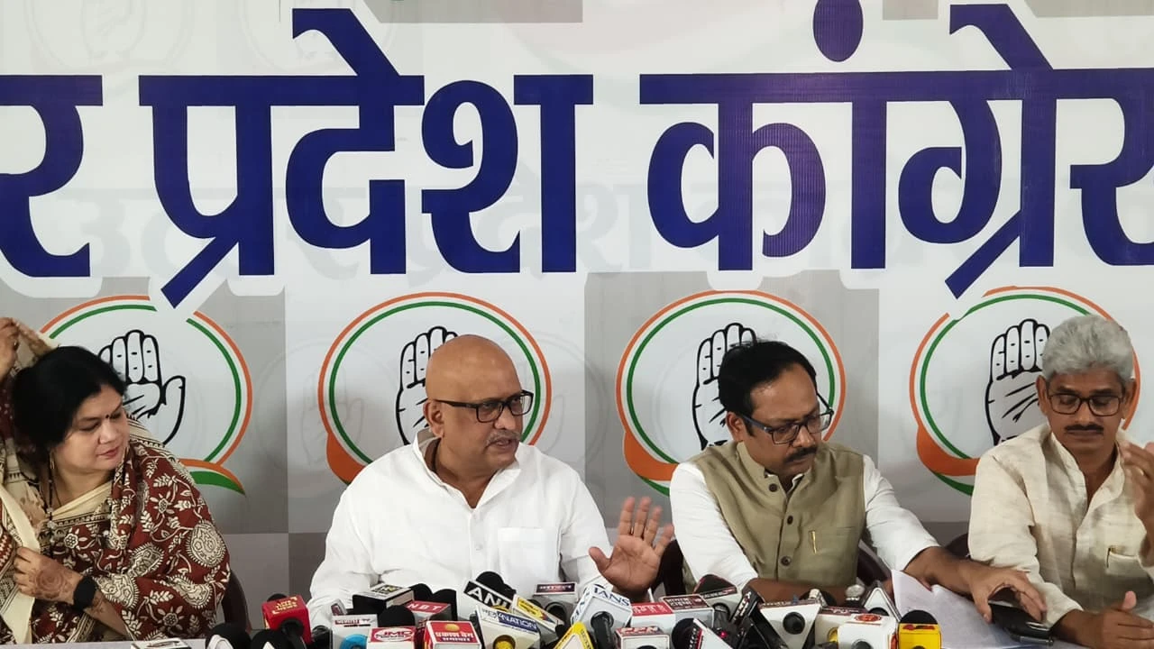 यूपी में आगामी शिक्षक एवं स्नातक एमएलसी के चुनाव को लेकर कांग्रेस ने अपनी रणनीति तेज कर दी है। पार्टी ने शुक्रवार को पांच प्रत्याशियों के नामों की घोषणा की। इनमें दो शिक्षक एमएलसी और तीन स्नातक एमएलसी पद के उम्मीदवार शामिल हैं। प्रदेश कांग्रेस अध्यक्ष अजय राय ने स्पष्ट किया कि पार्टी यह चुनाव किसी गठबंधन के बिना, अपने दम पर लड़ेगी। उन्होंने कहा कि यह सिंबल का चुनाव नहीं है, इसलिए गठबंधन की कोई गुंजाइश नहीं है। कांग्रेस राज्य की सभी 11 सीटों पर मजबूती से मैदान में उतरेगी। कांग्रेस ने जो प्रत्याशी घोषित किए उनमें वाराणसी (शिक्षक) से संजय प्रियदर्शी, वाराणसी (स्नातक) से अरविंद सिंह पटेल, लखनऊ (स्नातक) से देवमणि तिवारी, मेरठ (स्नातक) से विक्रांत वशिष्ठ और आगरा (स्नातक) से रघुराज पाल शामिल हैं। अन्य सीटों पर प्रत्याशियों की घोषणा जल्द की जाएगी। अजय राय ने कहा कि शिक्षकों, अधिवक्ताओं और युवाओं की समस्याओं को लेकर कांग्रेस ने जमीनी तैयारी शुरू कर दी है। चुनाव के लिए कोऑर्डिनेटर नियुक्त किए गए हैं और सभी जिलों में नामांकन कार्य तेजी से चल रहा है। उन्होंने राज्य में स्वास्थ्य व्यवस्था और दवा निगरानी तंत्र की खामियों पर भी सवाल उठाए। राय ने कहा, “गोरखपुर सहित 13 जिलों में ड्रग इंस्पेक्टर तक नहीं हैं। बच्चों को घटिया सिरप पिलाकर मौत के घाट उतारा जा रहा है, जिससे दवा माफियाओं को फायदा पहुंच रहा है।” बसपा और भाजपा पर निशाना साधते हुए अजय राय ने कहा कि 18 साल बाद बसपा ने कांशीराम को याद किया है, जबकि भाजपा दलितों को गुमराह करने की कोशिश कर रही है। उन्होंने दावा किया कि दलित समाज अब राहुल गांधी के साथ खड़ा है। रायबरेली में हरिओम वाल्मीकि प्रकरण को लेकर कांग्रेस लगातार पीड़ित परिवार के साथ है, लेकिन पुलिस ने उनके प्रतिनिधिमंडल को आर्थिक सहायता पहुंचाने से रोक दिया। गौरतलब है कि समाजवादी पार्टी ने भी गुरुवार को एमएलसी चुनाव के लिए पांच प्रत्याशियों के नामों की घोषणा की थी, जिनमें विधान परिषद में नेता प्रतिपक्ष लाल बिहारी यादव भी शामिल हैं।