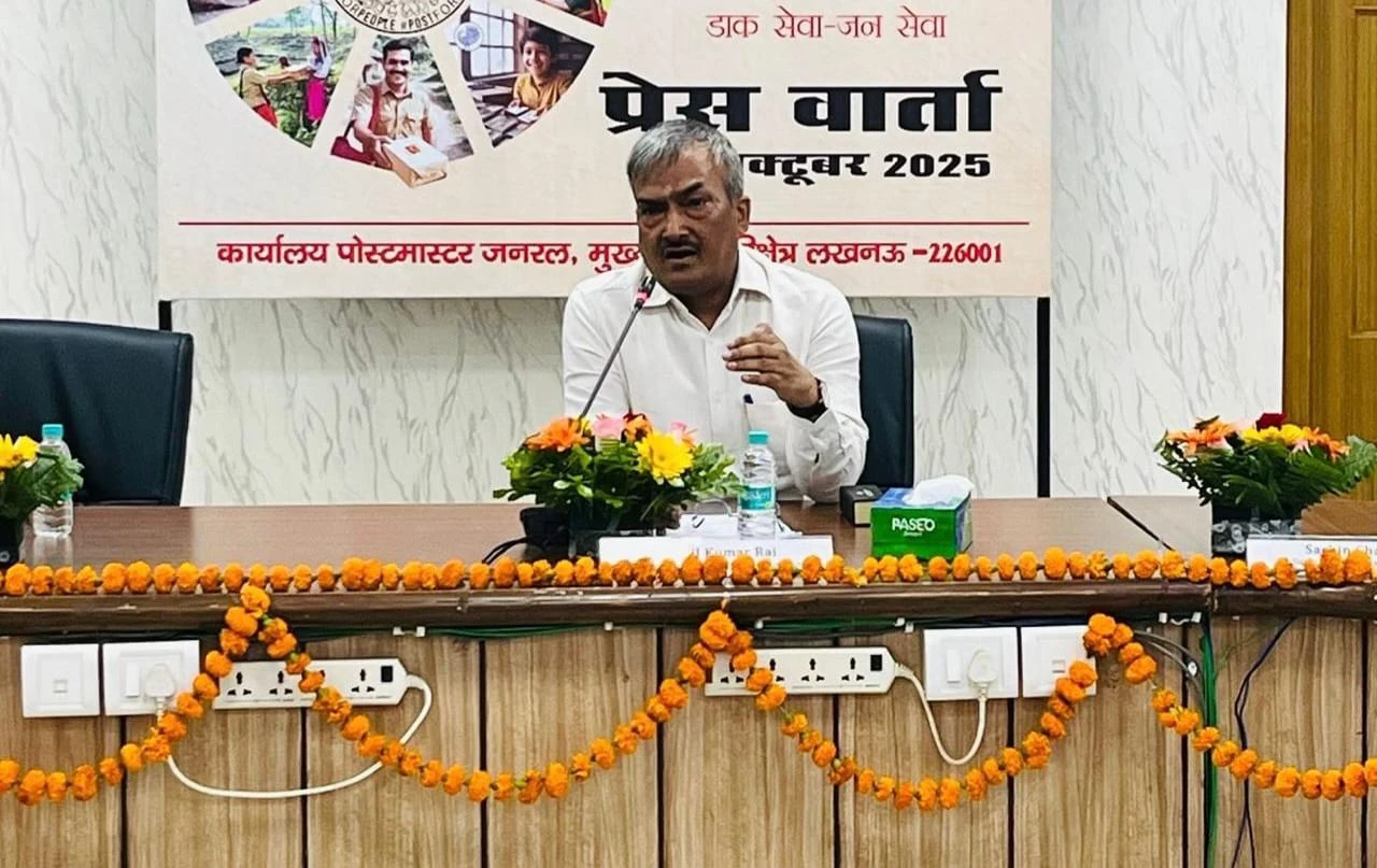 राष्ट्रीय डाक सप्ताह : पोस्टमास्टर जनरल ने कहा...डिजिटल प्लेटफॉर्म पर उपलब्ध हैं सभी सेवाएं लखनऊ, 11 अक्टूबर 2025: यूपी में राष्ट्रीय डाक सप्ताह के समापन पर लखनऊ मुख्यालय परिक्षेत्र में पोस्टमास्टर जनरल सुनील कुमार राय ने डाक विभाग की विविध सेवाओं और नागरिकों को दी जा रही आधुनिक सुविधाओं की जानकारी साझा की। उन्होंने बताया कि डाक सेवाएं पूरी तरह डिजिटल प्लेटफॉर्म पर उपलब्ध हैं। राजधानी के हजरतगंज स्थित जीपीओ में मीडिया से रूबरू होकर सुनील कुमार रॉय ने बताया कि राष्ट्रीय डाक सप्ताह के दौरान जनसामान्य को डाक सेवाओं के महत्व और उनकी नई सुविधाओं के प्रति जागरूक करने के लिए कई कार्यक्रम आयोजित किए गए। उन्होंने कहा कि अब डाक सेवाएं पूरी तरह डिजिटल प्लेटफॉर्म पर उपलब्ध हैं, जिससे नागरिकों को पारदर्शी और त्वरित सेवाएं मिल रही हैं। पोस्टमास्टर जनरल राय ने बताया कि मुख्यालय परिक्षेत्र के तहत आने वाले सभी डाक मंडलों अयोध्या, बाराबंकी, रायबरेली, सीतापुर, लखनऊ और लखनऊ जीपीओ में ग्राहकों की समस्याओं के समाधान और सेवाओं को और अधिक ग्राहकोन्मुख बनाने के उद्देश्य से 2 मई 2025 से "डाक सेवा समाधान दिवस" की शुरुआत की गई है। यह विशेष पहल हर महीने के पहले और तीसरे शुक्रवार को प्रत्येक जिले के मंडलीय कार्यालय में आयोजित की जाती है। इस दौरान सुबह 10 बजे से दोपहर 1 बजे तक डाक अधीक्षक और अन्य अधिकारी आम नागरिकों की समस्याएं सुनते हैं और उनका त्वरित निस्तारण करते हैं। पोस्टमास्टर जनरल ने कहा कि डाक विभाग लगातार अपनी सेवाओं को आधुनिक और तकनीकी रूप से सशक्त बना रहा है, ताकि हर नागरिक तक समयबद्ध और विश्वसनीय संचार एवं वित्तीय सेवाएं पहुंच सकें।