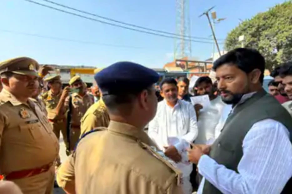 हरदोई से रायबरेली जा रहे प्रतिनिधिमंडल को पुलिस ने रोका...कांग्रेसियों ने की नारेबाजी हरदोई, 11 अक्टूबर 2025: हरदोई से जिला कांग्रेस कमेटी के अध्यक्ष विक्रम पांडे के नेतृत्व में रायबरेली जा रहे प्रतिनिधिमंडल को पुलिस ने बैरंग लौटा दिया। इसके विरोध में कांग्रेसियों ने जमकर नारेबाजी की। बता दें कि रायबरेली में हरिओम वाल्मीकि की चोर समझ कर की गई पिटाई से जान चली गई थी। कांग्रेस के प्रदेश अध्यक्ष अजय रॉय ने इस मामले में जिले के कांग्रेसियों को पीड़ित परिवार से मिलने का निर्देश दिया था। इसी के तहत जिला कांग्रेस प्रभारी राजेंद्र वर्मा, मोहन सिंह, हसन अहमद, श्रवण राजपूत, नवल किशोर यादव, आलोक यादव, आदित्य श्रीवास्तव, अंकित यादव और राहुल राजपूत चार वाहनों पर सवार होकर रायबरेली के लिये निकला। बिलग्राम से यह काफिला सेमरा चौराहे से ग्राम फतेहपुर की ओर बढ़ रहा था। हरदोई पुलिस ने भारी बल और दो डीएसपी की तैनाती के साथ पूरे दल को सेमरा चौराहे पर रोक लिया। कांग्रेस कार्यकर्ताओं ने प्रशासनिक कार्रवाई के विरोध में नारेबाजी की और इसे तानाशाही बताया। कांग्रेस नेताओं ने कहा कि उनका उद्देश्य केवल मृतक के परिजनों से मिलकर सांत्वना देना और पार्टी की ओर से सहयोग राशि पहुंचाना था। प्रदेश सरकार तानाशाही कर रही है।