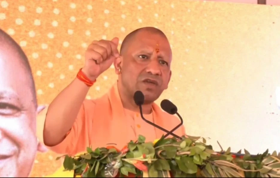 गाजीपुर : हथियाराम मठ पहुंचे सीएम योगी, कहा... आतताइयों पर गरज रहा बुलडोजर गाजीपुर, 11 अक्टूबर 2025: उत्तर प्रदेश के मुख्यमंत्री योगी आदित्यनाथ शनिवार को गाजीपुर पहुंचे। हथियाराम मठ में संतों से मुलाकात कर प्रबुद्धजन संवाद संगम में कहा,जो समाज बंटता है, वह कटता है, इसलिए हमें एकजुट रहकर राष्ट्रहित में कार्य करना चाहिए। आज आतताइयों पर बुलडोजर गरज रहा है। योगी ने कहा कि गाजीपुर की भूमि प्राचीन काल से अध्यात्म, साधना और शक्ति की भूमि रही है। “महर्षि विश्वामित्र पहले ऐसे ऋषि थे जिन्होंने आतंकवाद की प्रवृत्ति को पहचाना था। जिस तरह उन्होंने त्रेता युग में राक्षसों के अंत के लिए अनुसंधान किया, उसी तरह आज भाजपा सरकार दंगाइयों और आताताइयों पर बुलडोजर चलाकर समाज में शांति और सुरक्षा कायम कर रही है।” सपा और कांग्रेस पर अप्रत्यक्ष रूप से निशाना साधते हुए मुख्यमंत्री ने कहा कि “भविष्य में एक बड़ी राजनीतिक लड़ाई सामने है। जो भारत की आत्मा सनातन संस्कृति से जुड़े रहेंगे, वही विकास और सम्मान की राह पर आगे बढ़ेंगे। डबल इंजन की सरकार में विकास का पहिया तेजी से घूम रहा है और उत्तर प्रदेश निरंतर प्रगति के मार्ग पर आगे बढ़ रहा है। उन्होंने कहा कि व्यक्ति की तरह धरती की भी अपनी प्रकृति होती है, और हमारी सनातन परंपरा उसी प्रकृति और समृद्धि की प्रतीक है। इस अवसर पर महामंडलेश्वर भवानी नंदन यति, परिवहन मंत्री दयाशंकर सिंह, प्रभारी मंत्री रविंद्र जायसवाल, भाजपा जिलाध्यक्ष ओमप्रकाश राय सहित अनेक संत-महंत और पार्टी पदाधिकारी उपस्थित रहे।
