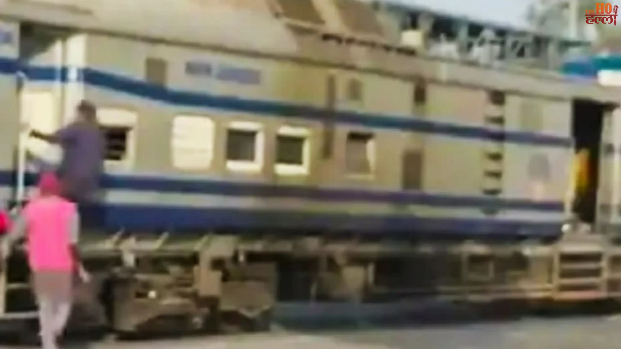 Rail Engine Halted at Crossing for Vegetables, Traffic Stuck 15 Minutes