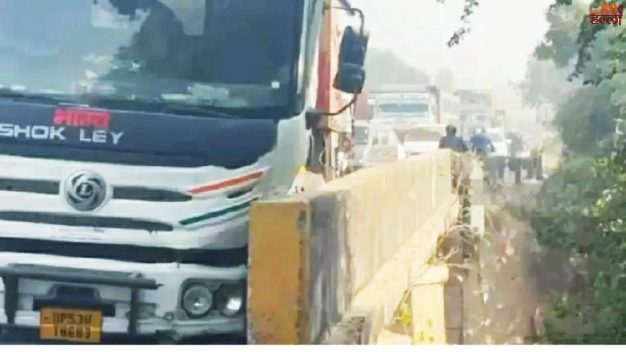 Trailer Hits Railing on Kanpur-Lucknow Highway Traffic Snarls