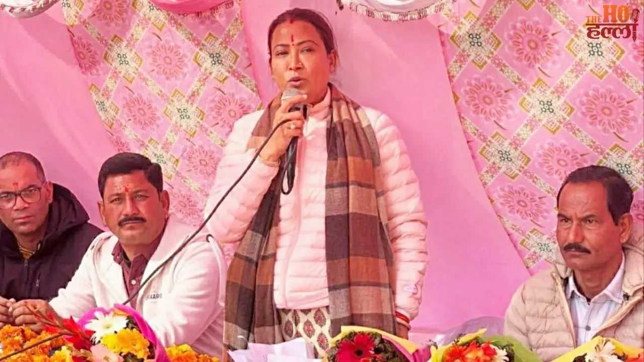 Cabinet Minister Rekha Verma Held the Lever of JCB