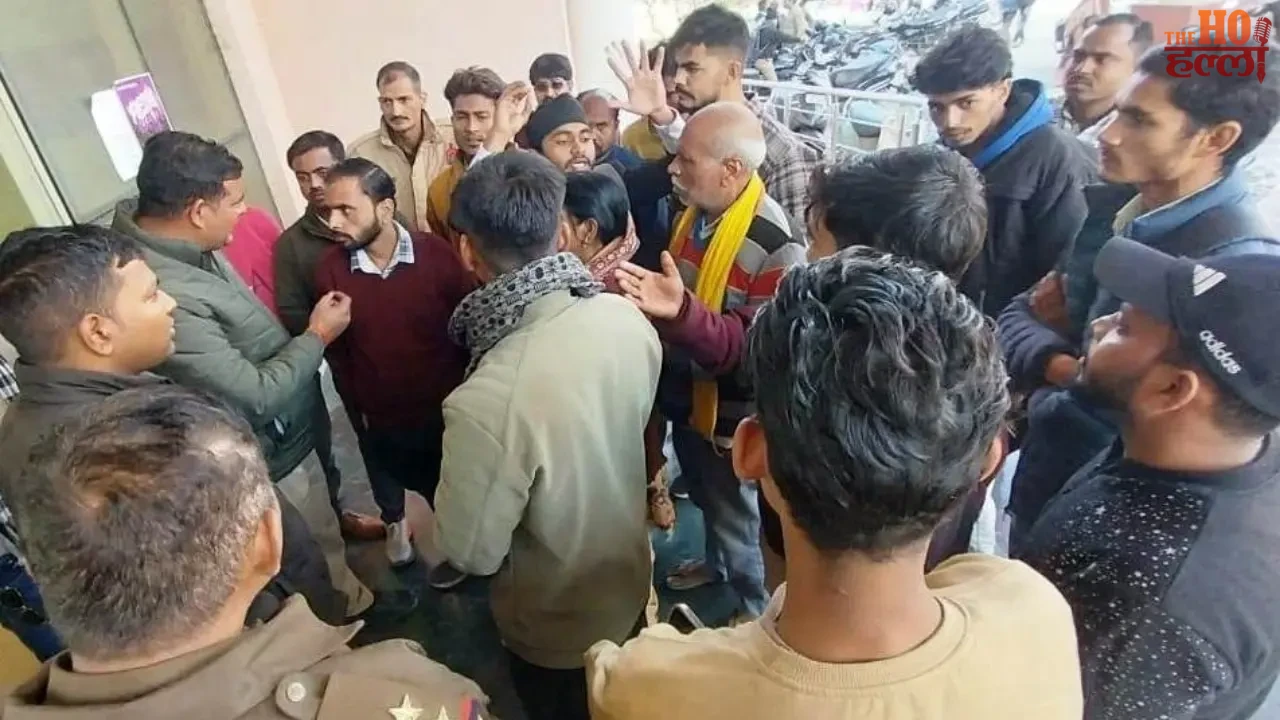 In Lucknow Money Was Withdrawn From a Bank Chaos