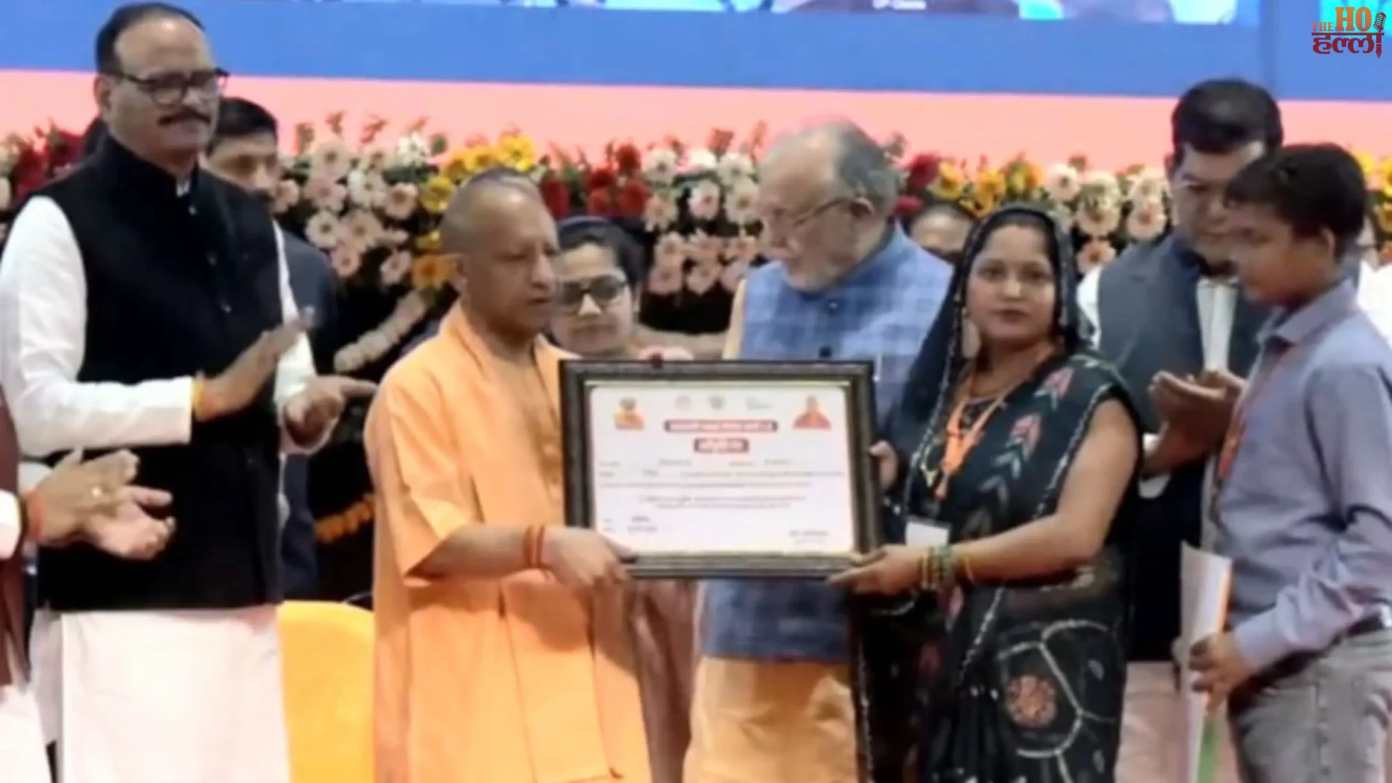CM Yogi Transfers ₹900 Crore to Beneficiaries in UP
