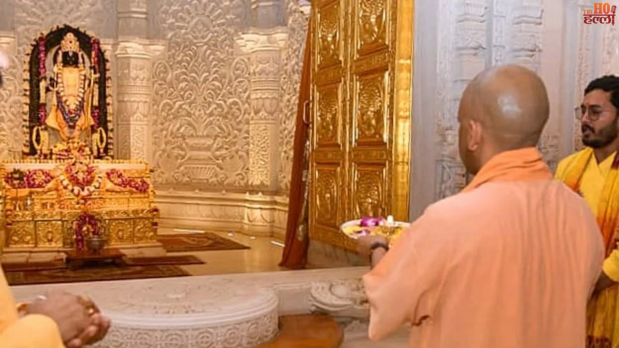In Ramnagari Yogi Offered Prayers at Hanumangarhi