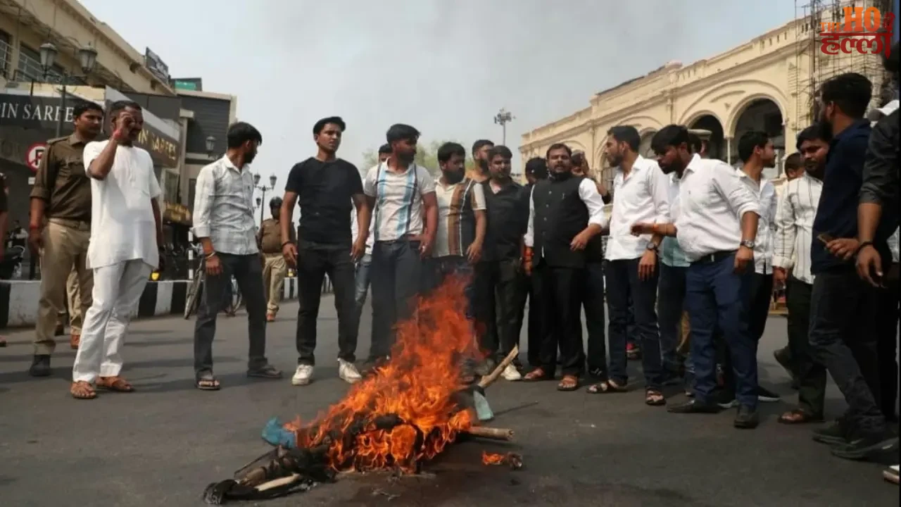 Students Protest Against CM Yogi's Remarks and Burn Effigies