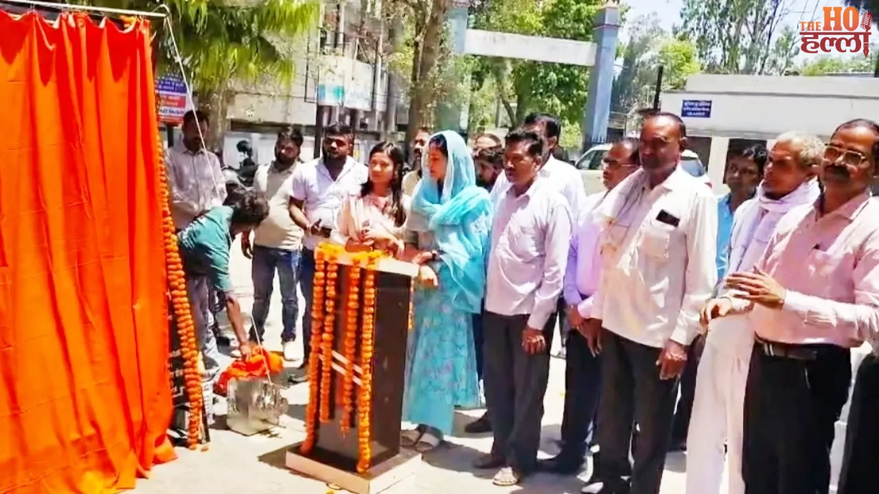 Aditi Singh Handed Over Smartphones to 50 Anganwadi Centres