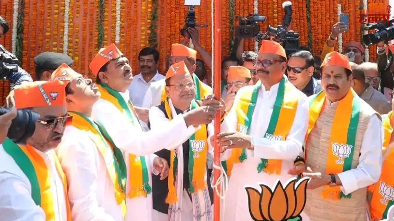 Foundation Day State President hoisted the BJP flag