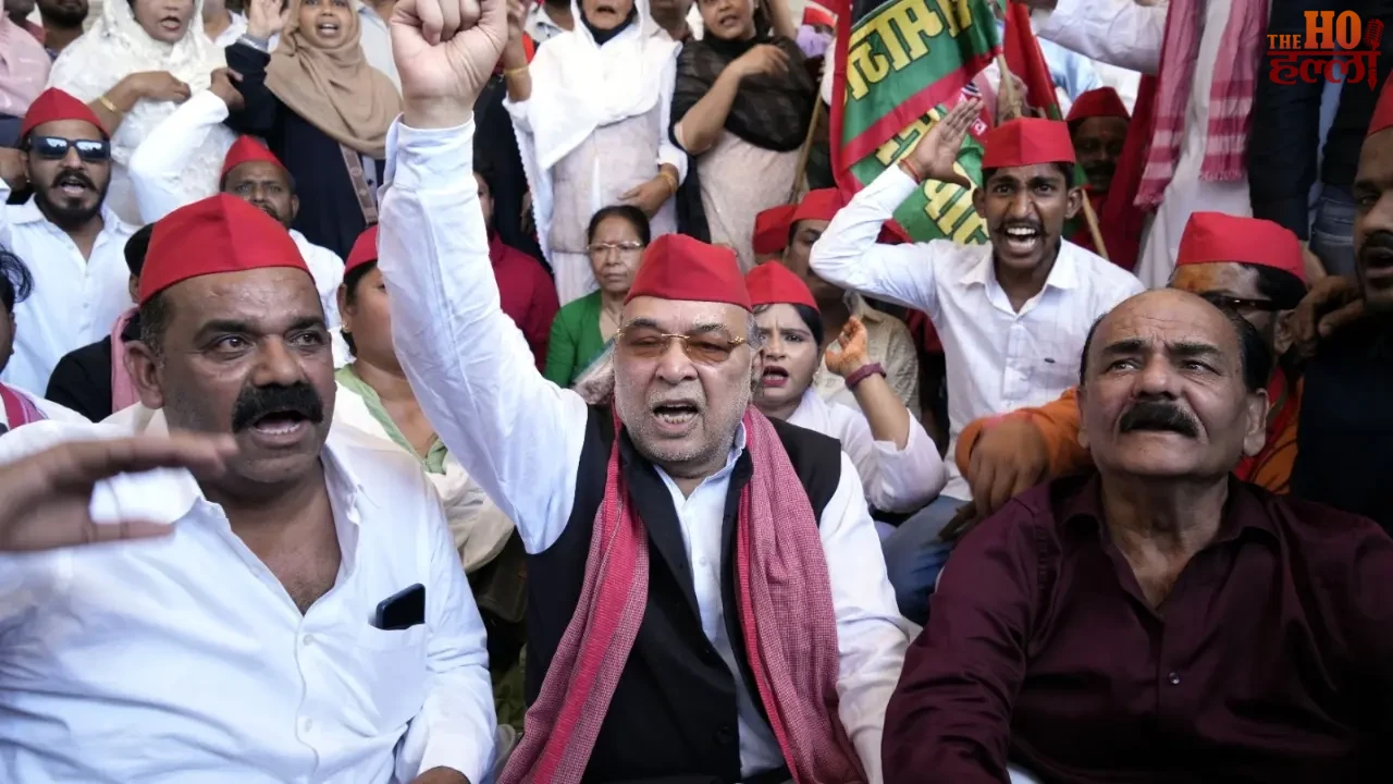 SP Workers Surround Lucknow Municipal Corporation Today