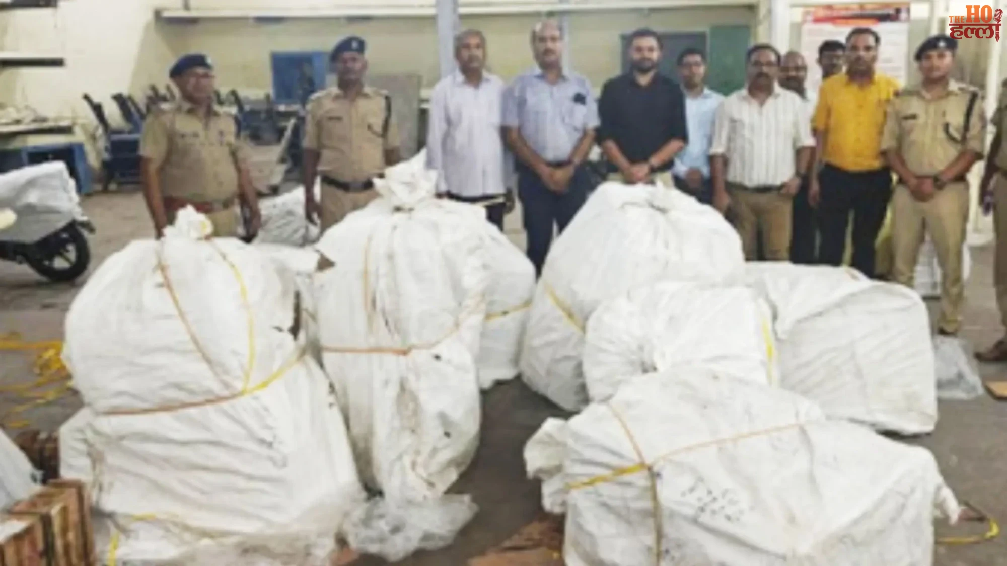 ₹44 Lakh Foreign Cigarettes Seized at Charbagh Station