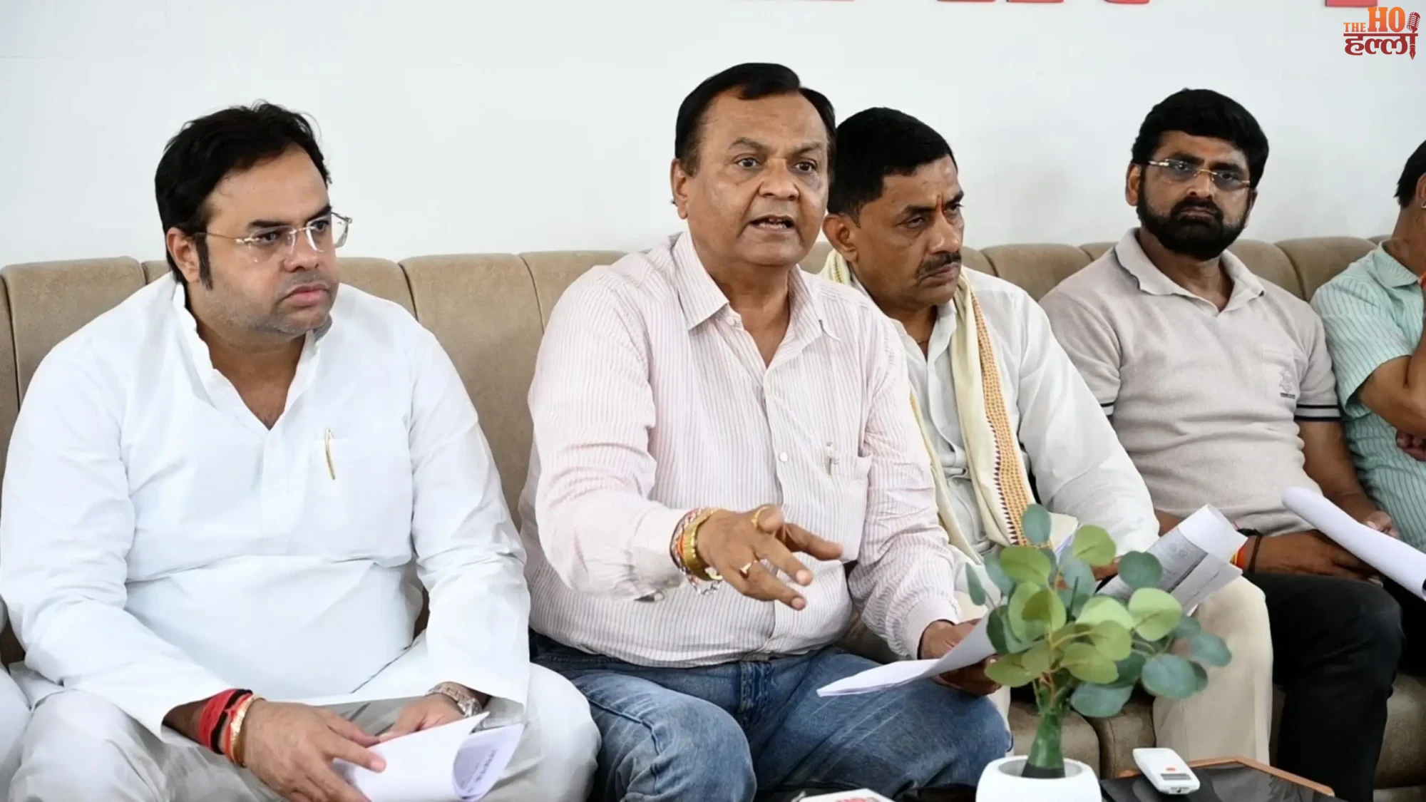 lucknow-vyapar-mandal-protests-administration-fire-safety-action-aliganj