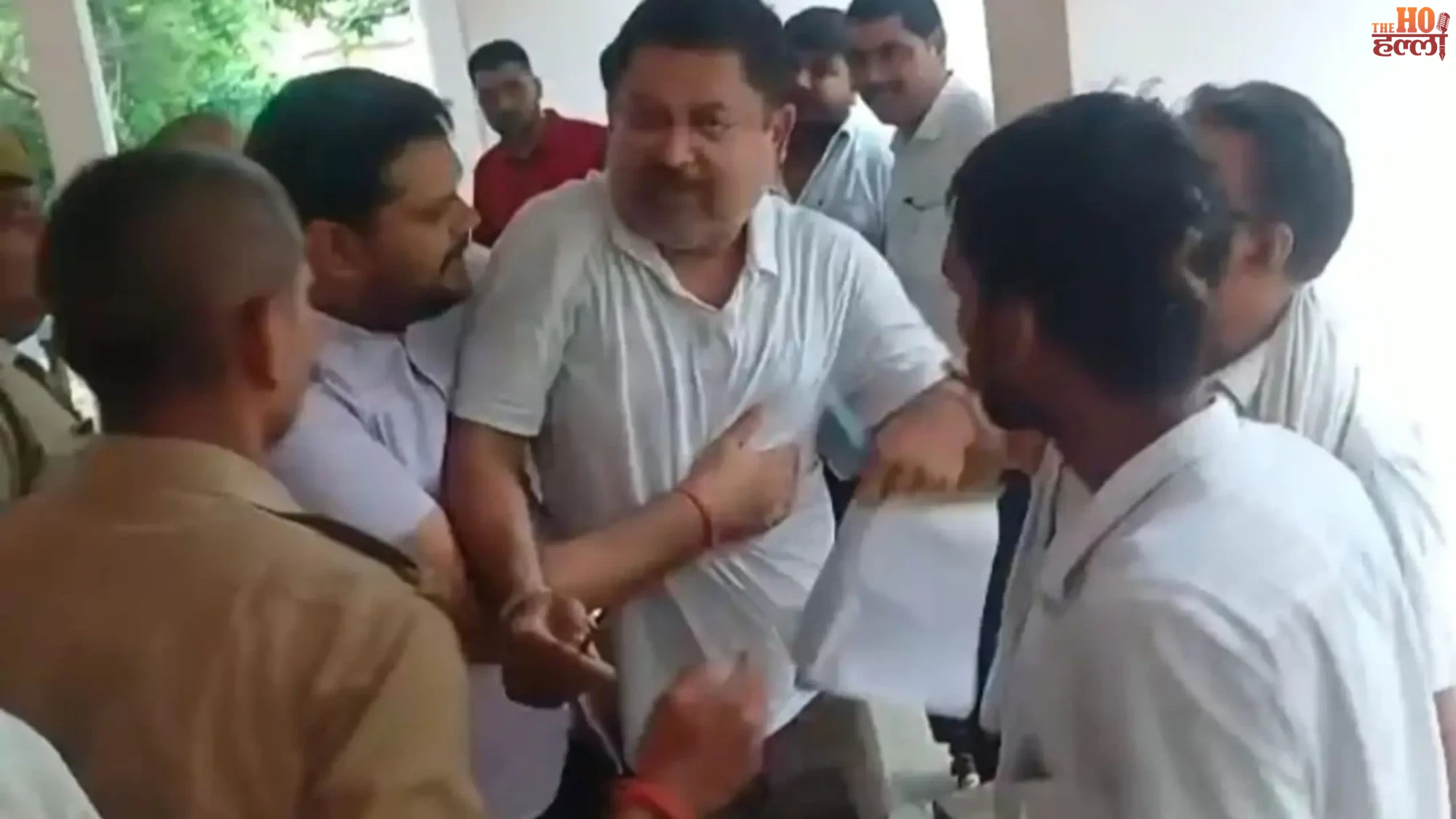 barabanki-ramnagar-tehsil-nazir-peshkar-fight-electricity-dispute