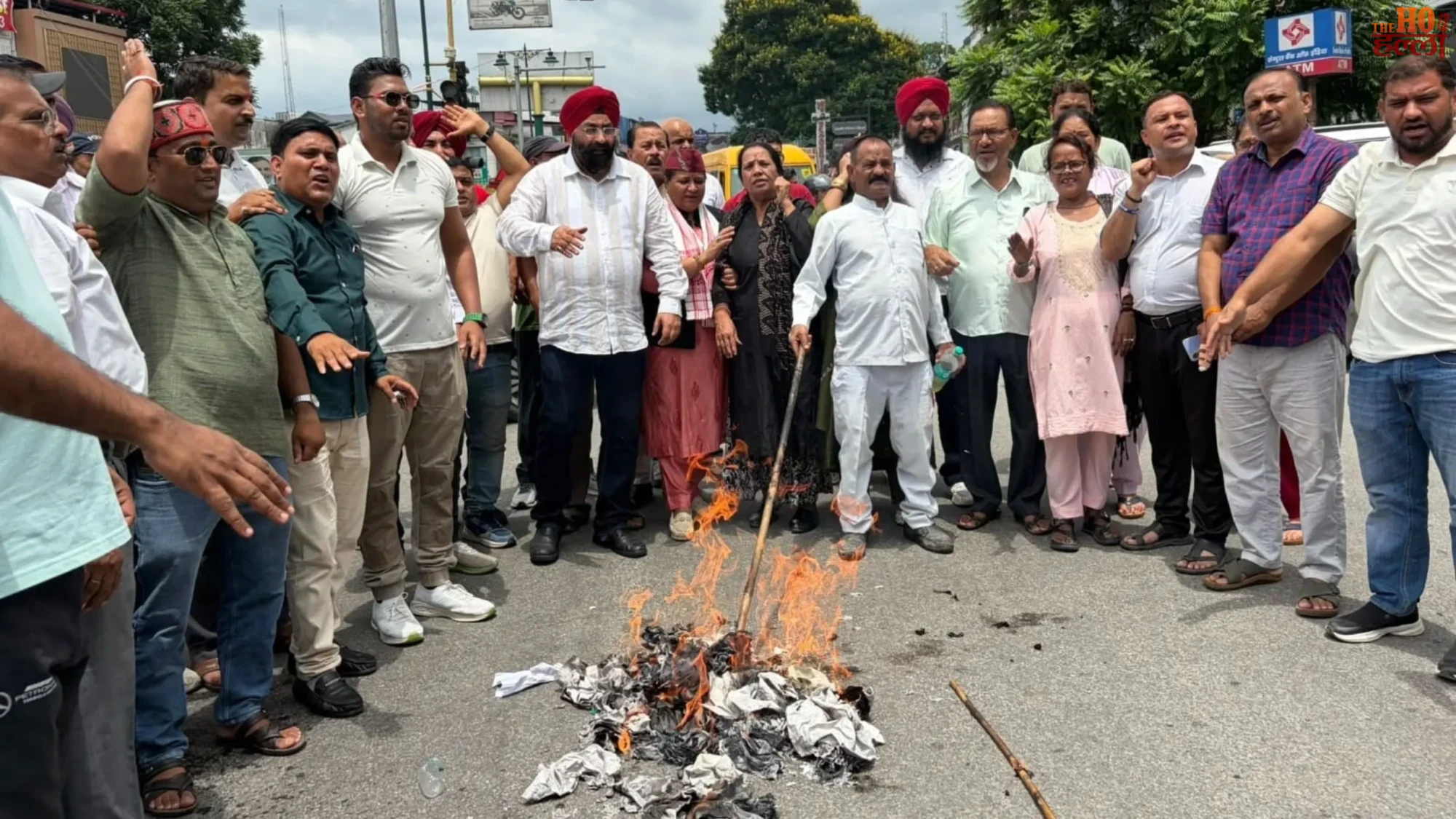 dehradun-congress-protest-rahul-gandhi-detention-effigy-burnt
