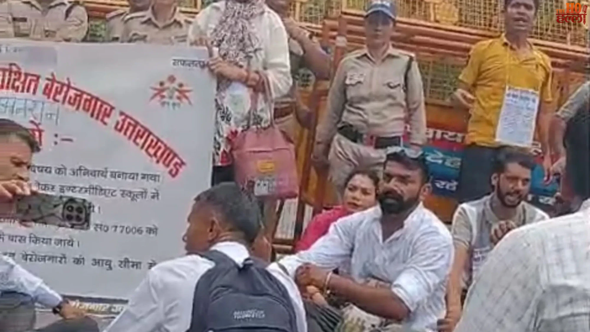 dehradun-police-stop-unemployed-physical-education-teachers-cm-house-protest