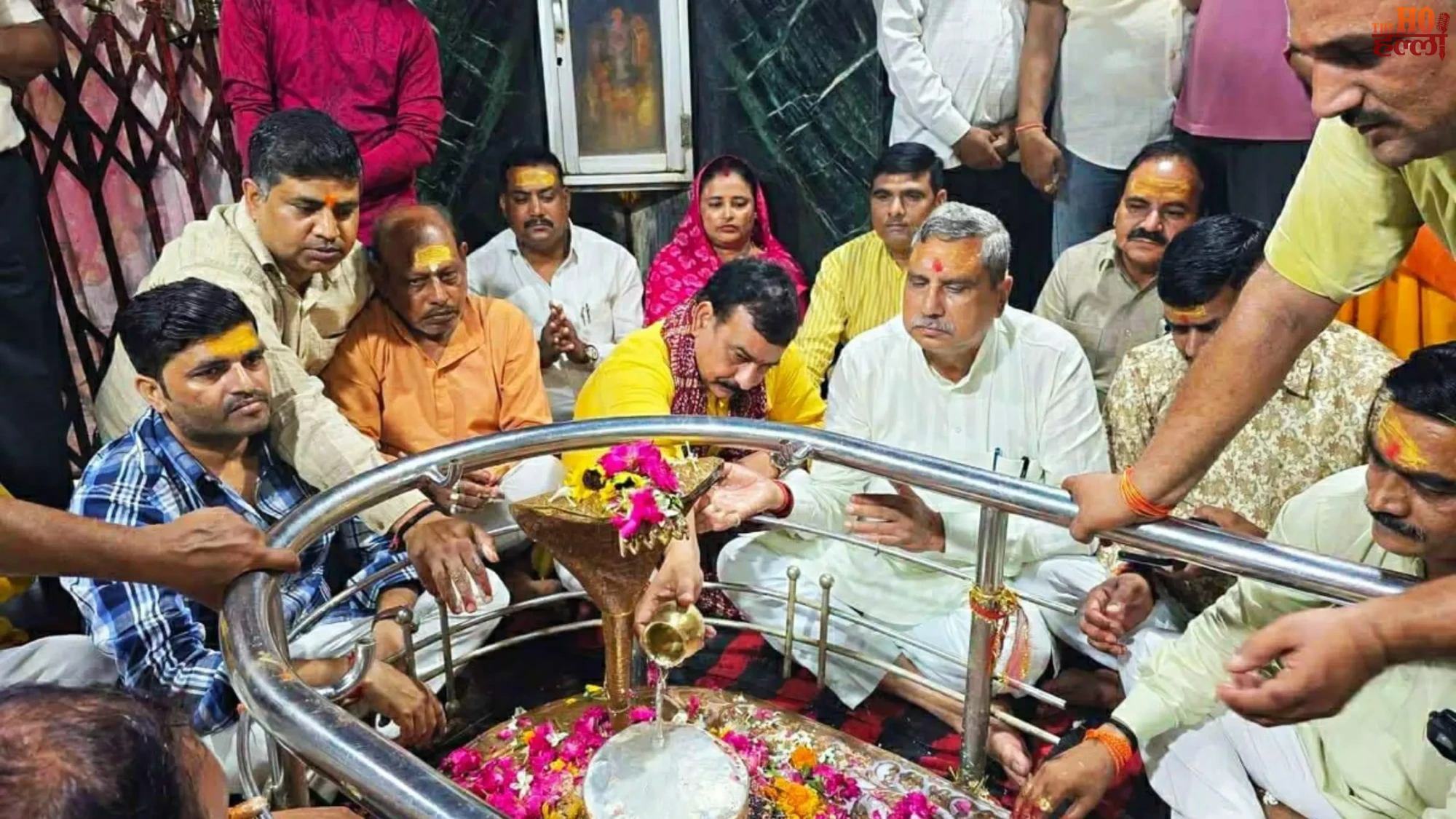 lucknow-bjp-workers-perform-rudrabhishek-buddheshwar-temple-rajnath-singh-birthday