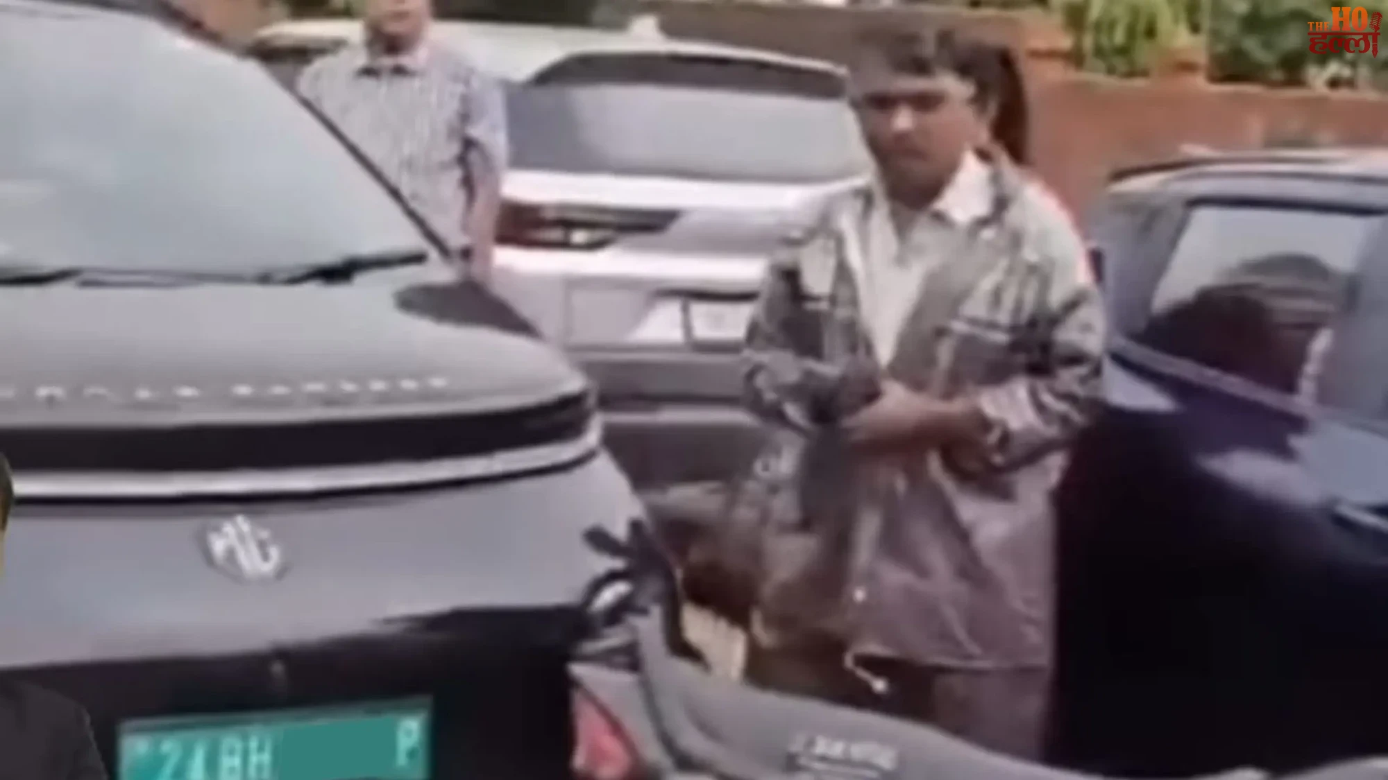 lucknow-butler-palace-road-high-drama-husband-confronts-wife-lic-officer
