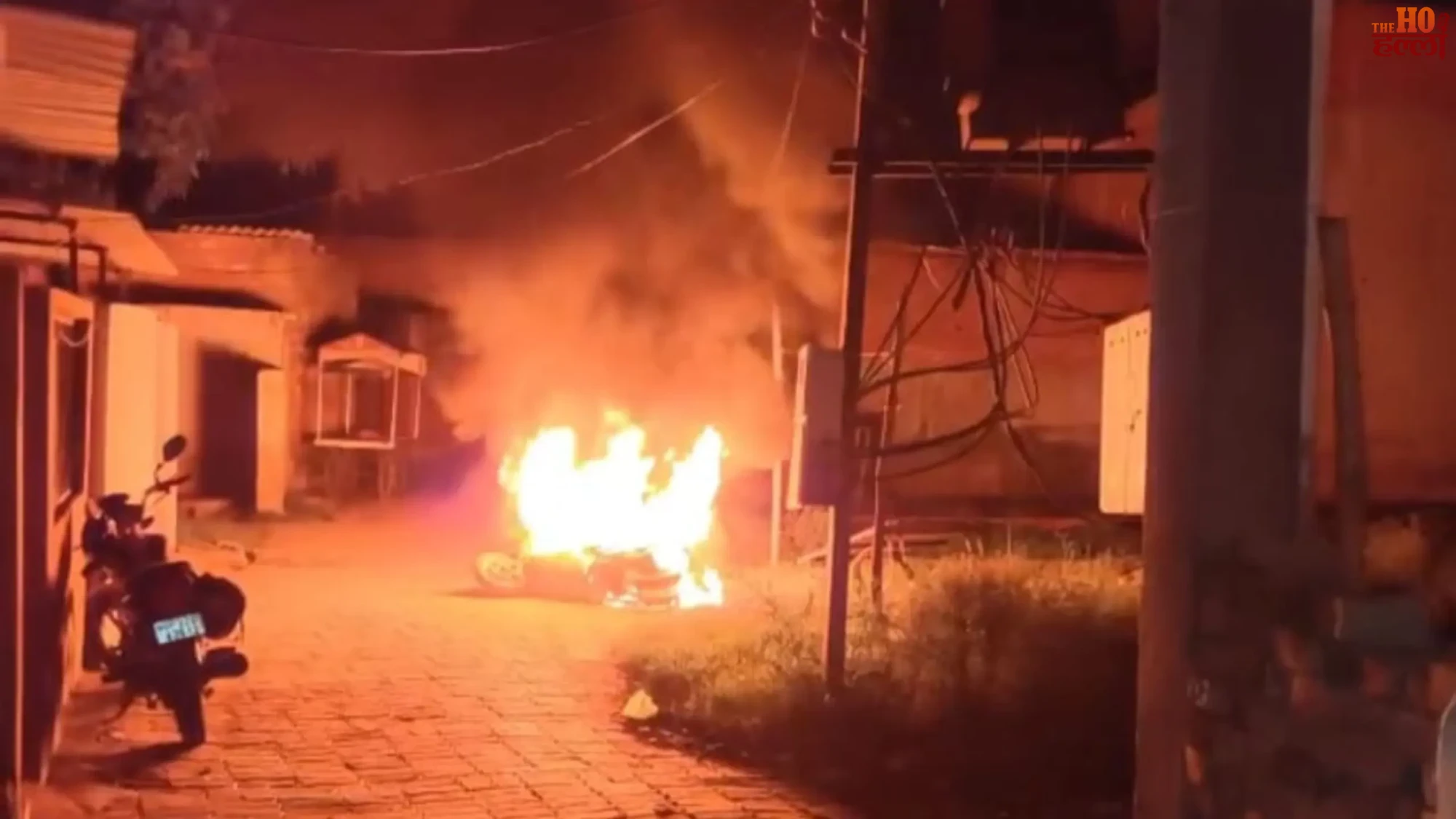 lucknow-drunk-man-sets-scooty-on-fire-nigohan-mohanlalganj