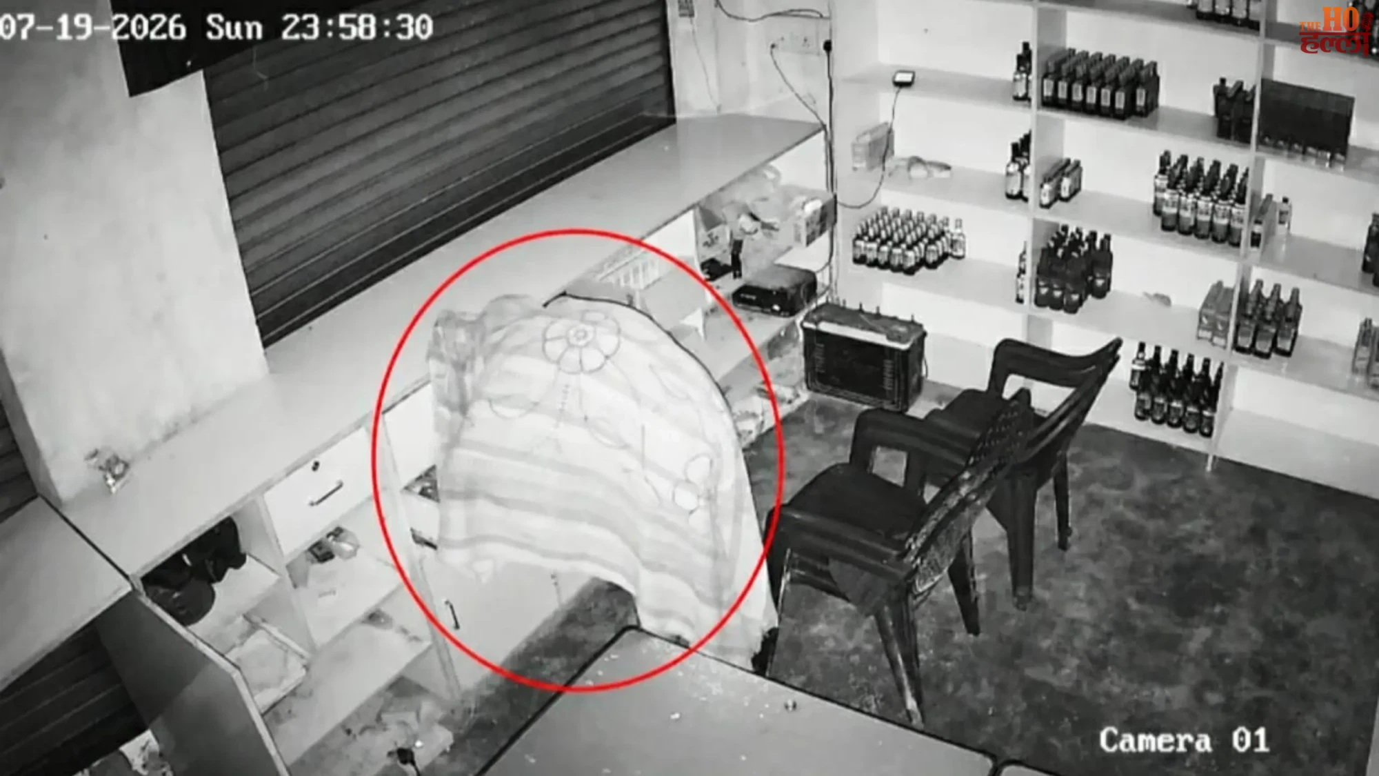 lucknow-nagram-theft-thief-bedsheet-cctv-liquor-shop-cash-stolen