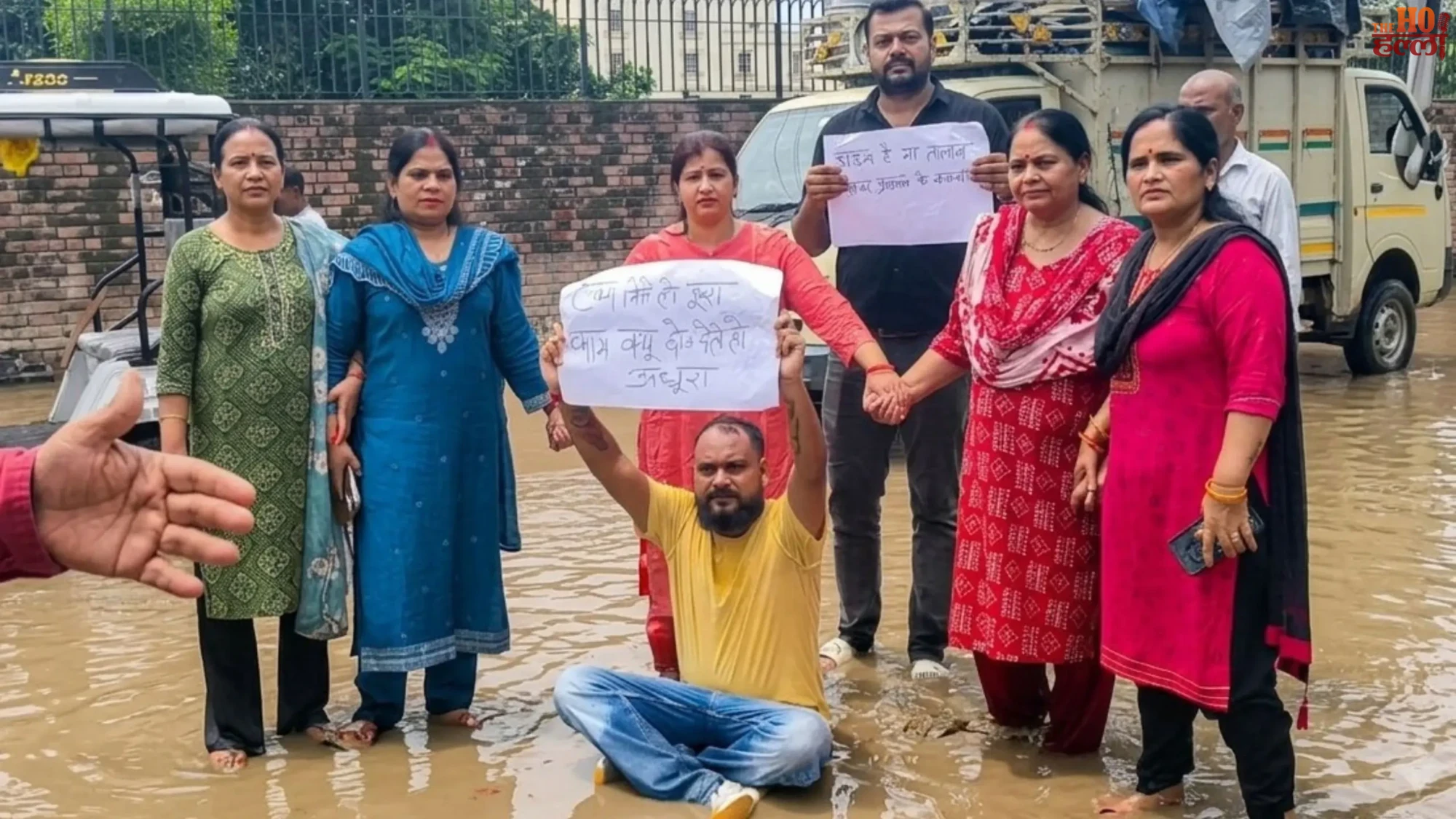 lucknow-waterlogging-protest-near-amity-university-malhaur-hasemau-road