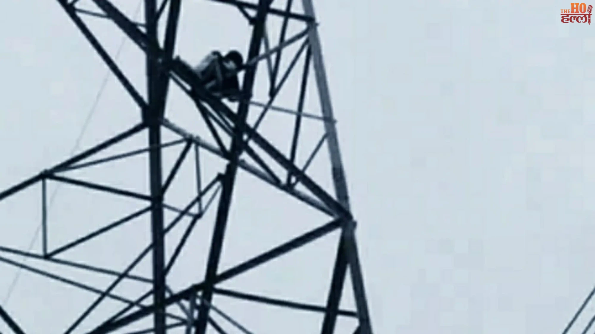 prayagraj-coaching-owner-climbs-high-tension-tower-marriage-protest-mauaima