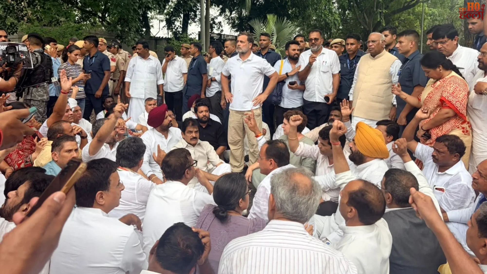 rahul-gandhi-pm-house-protest-student-movement-demands-resignation