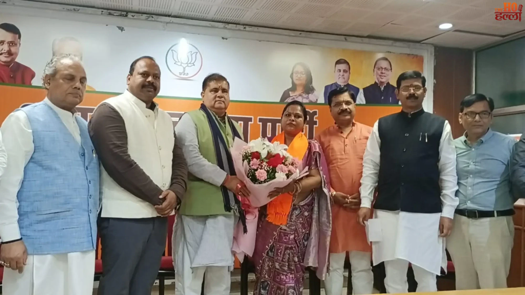 rudrapur-congress-women-chief-rekha-sonkar-joins-bjp-uttarakhand-mahendra-bhatt