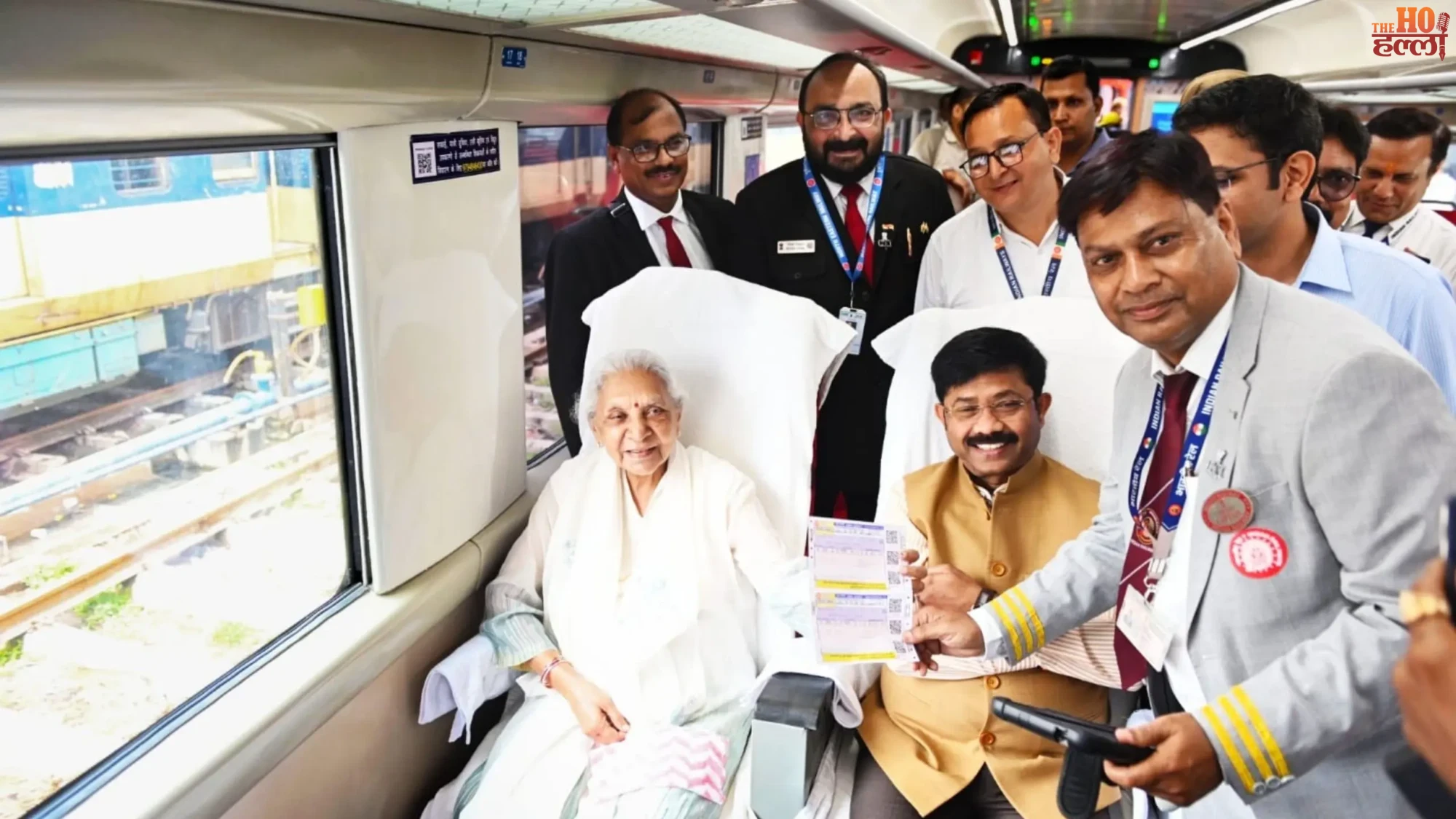 up-governor-anandiben-patel-vande-bharat-express-journey-lucknow-prayagraj