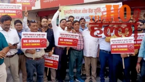 5-day-banking-ko-lekar-lucknow-me-bank-employees-ka-protest (2)